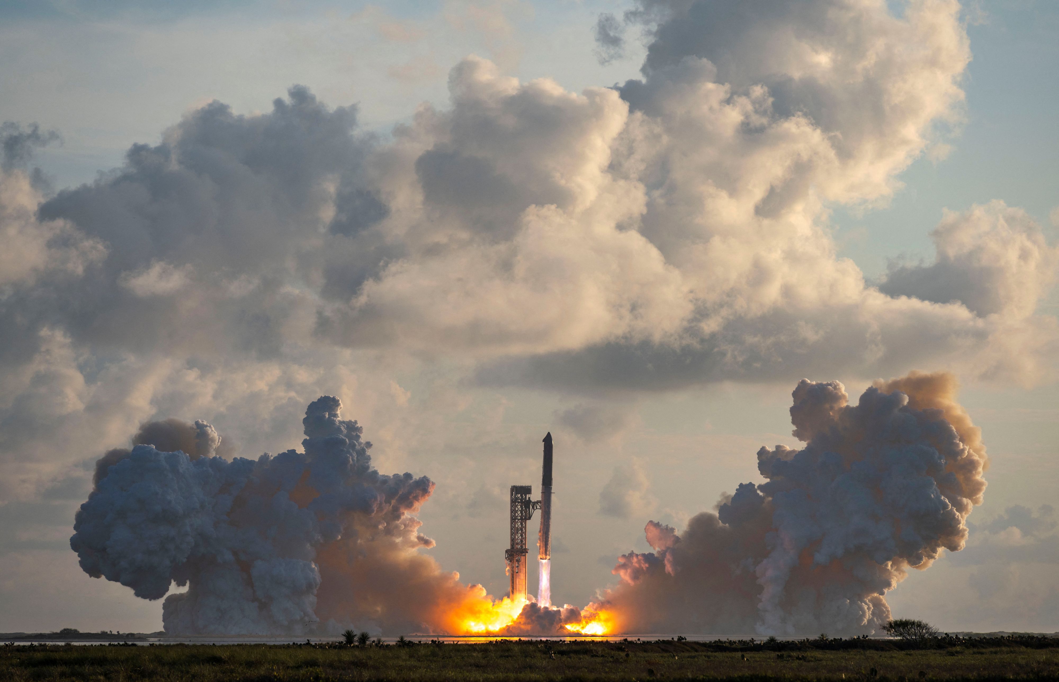Elon Musks Riesenrakete Starship ist erfolgreich zu ihrem 14. Flug gestartet. 