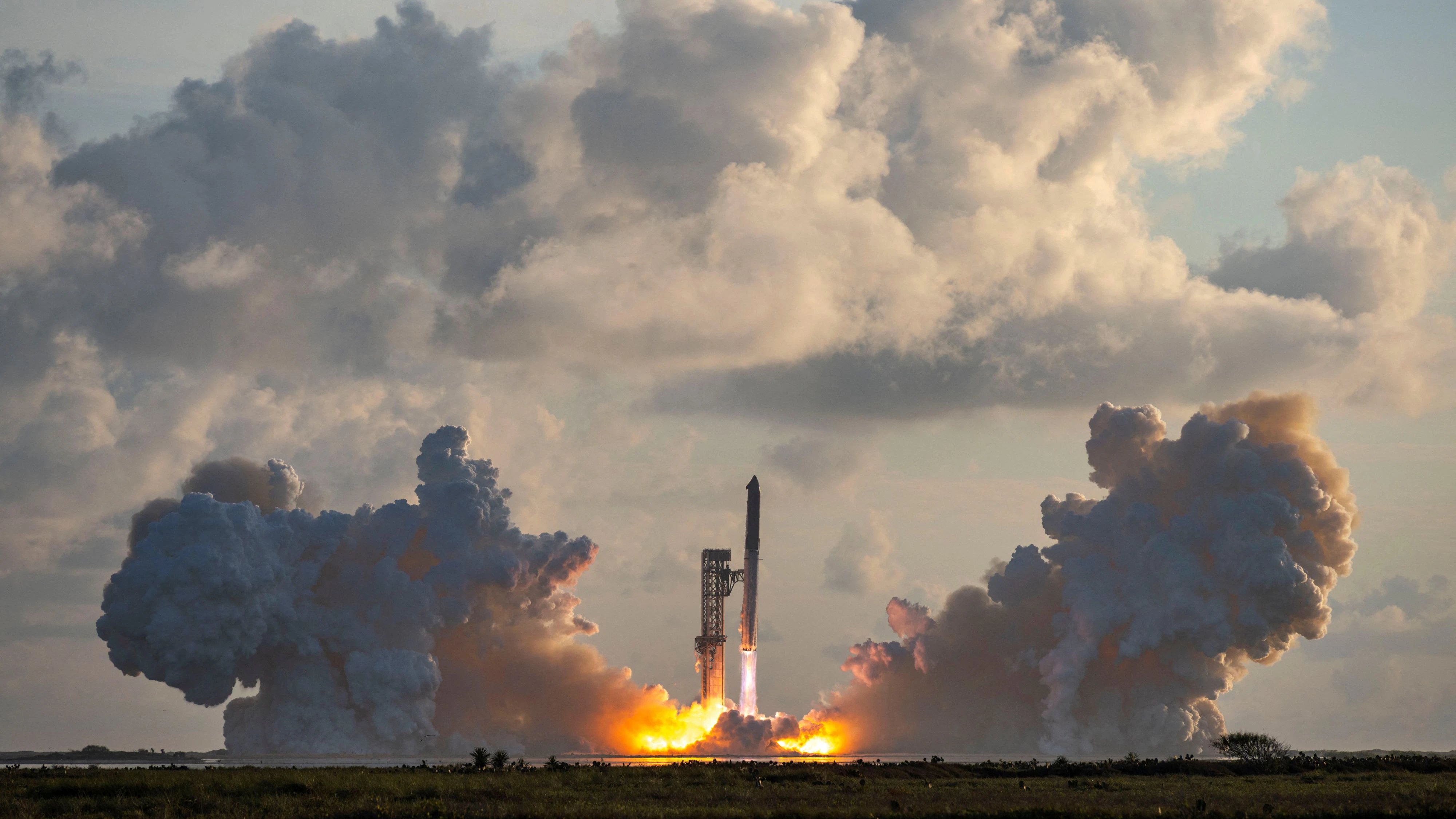Elon Musks Riesenrakete Starship ist erfolgreich zu ihrem 14. Flug gestartet. 
