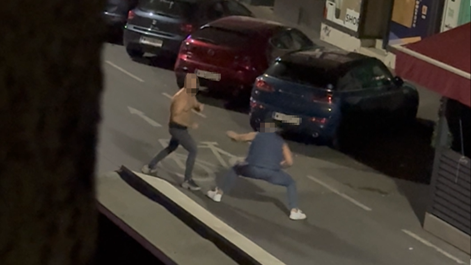 Wilde Schlägerei auf der Straße endet mit Blaulicht-Einsatz. 