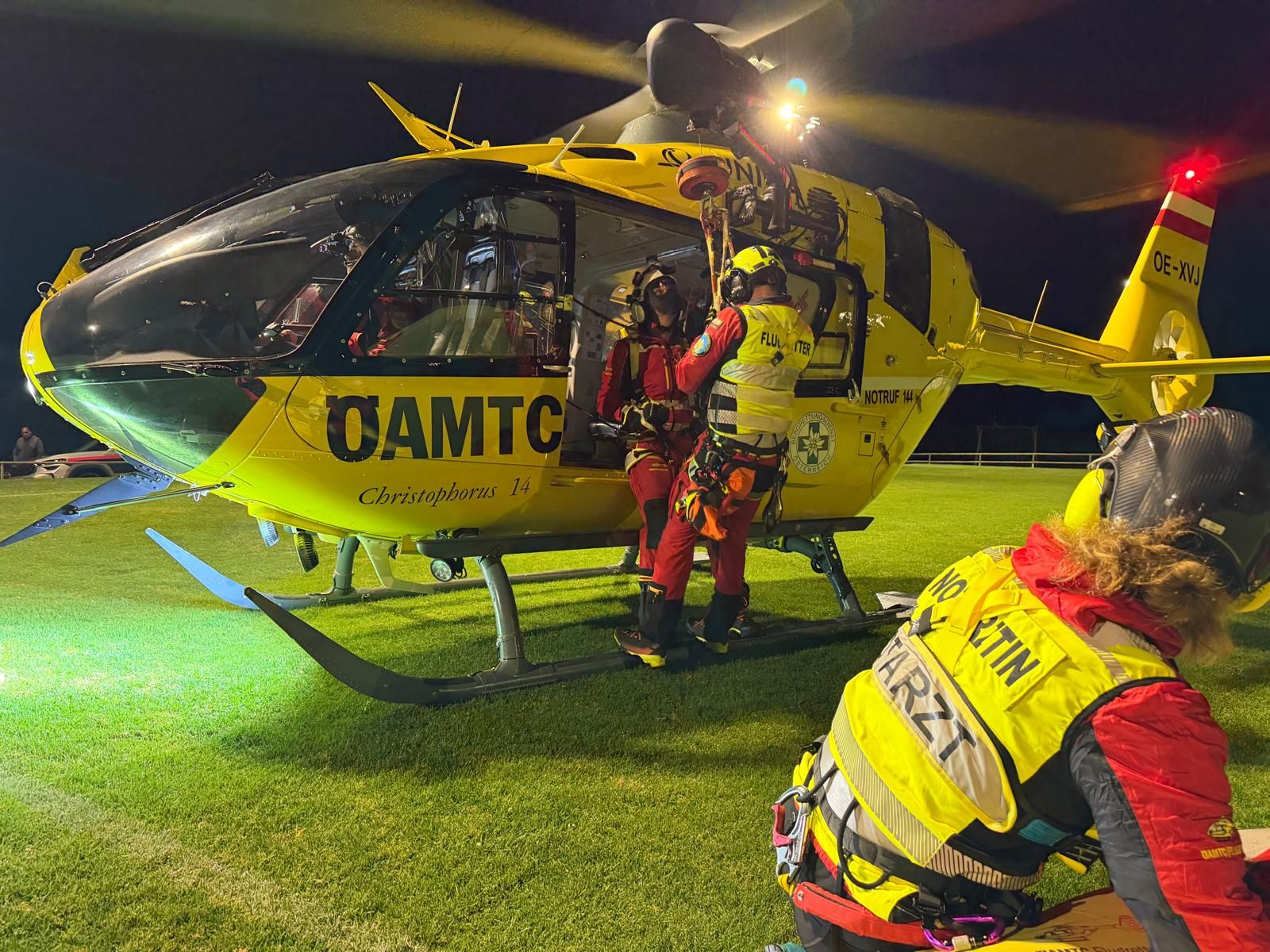 Nach Stürzen und starker Unterkühlung wurden zwei Wiener nachts mit der Rettungswinde geborgen.