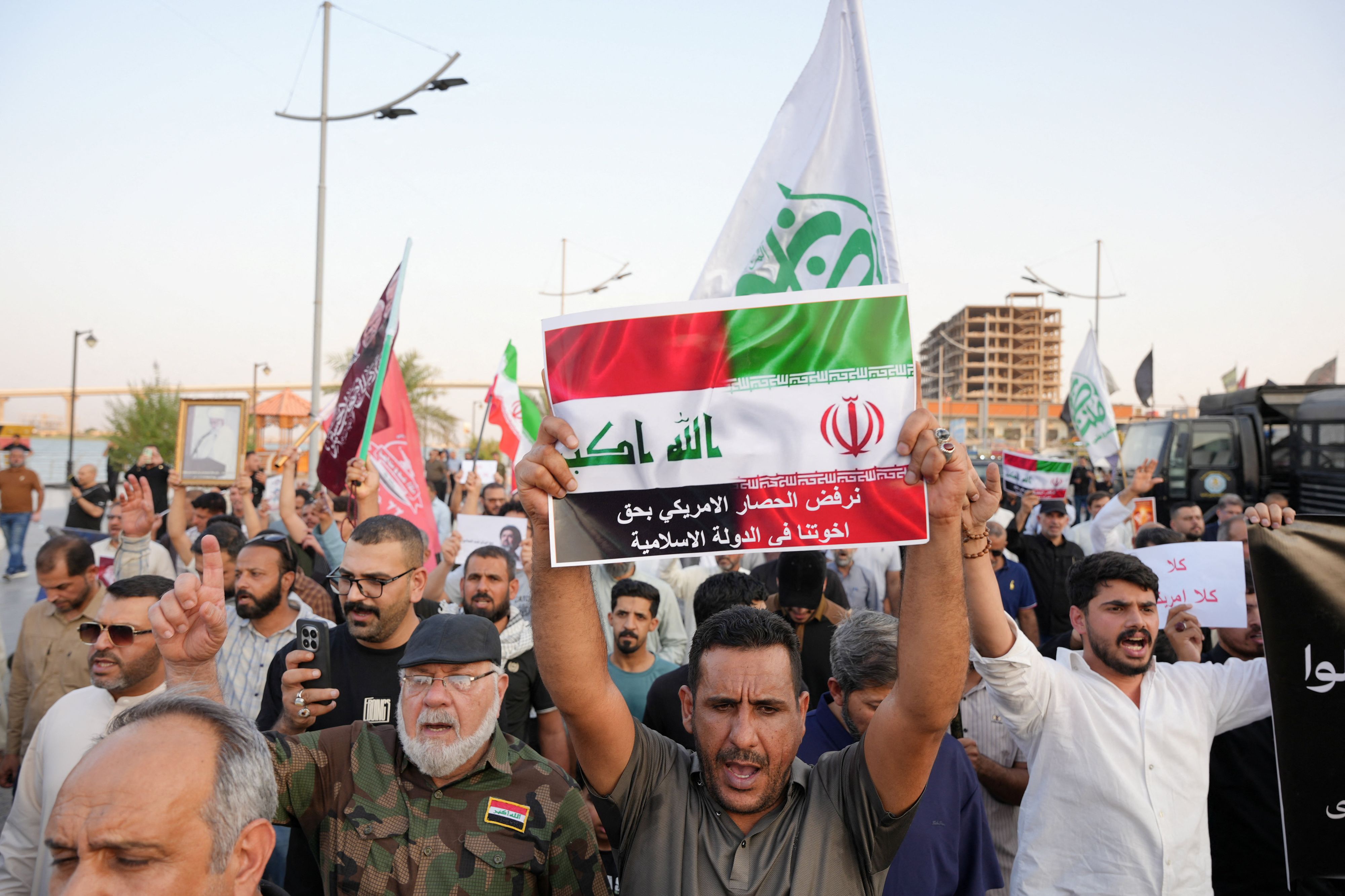 Demonstranten versammeln sich am 26. September 2026 in Basra (Irak) zu einer Kundgebung gegen US-Beschränkungen für den iranischen Luftverkehr und deren Auswirkungen auf Flüge zwischen dem Iran und dem Irak.