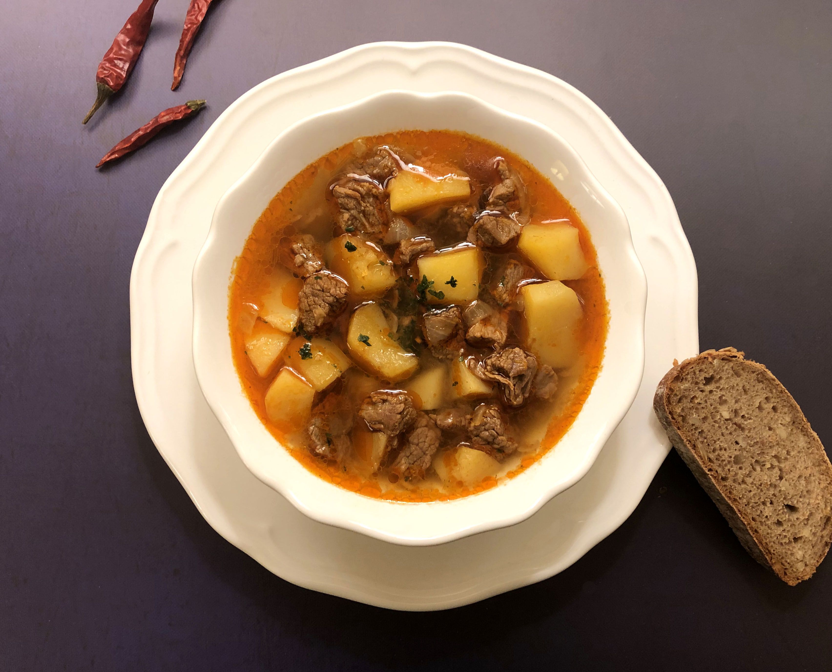 Du hältst dich ans Rezept, lässt das Gulasch köcheln – und trotzdem fehlt am Ende dieses typische kräftige Rot.