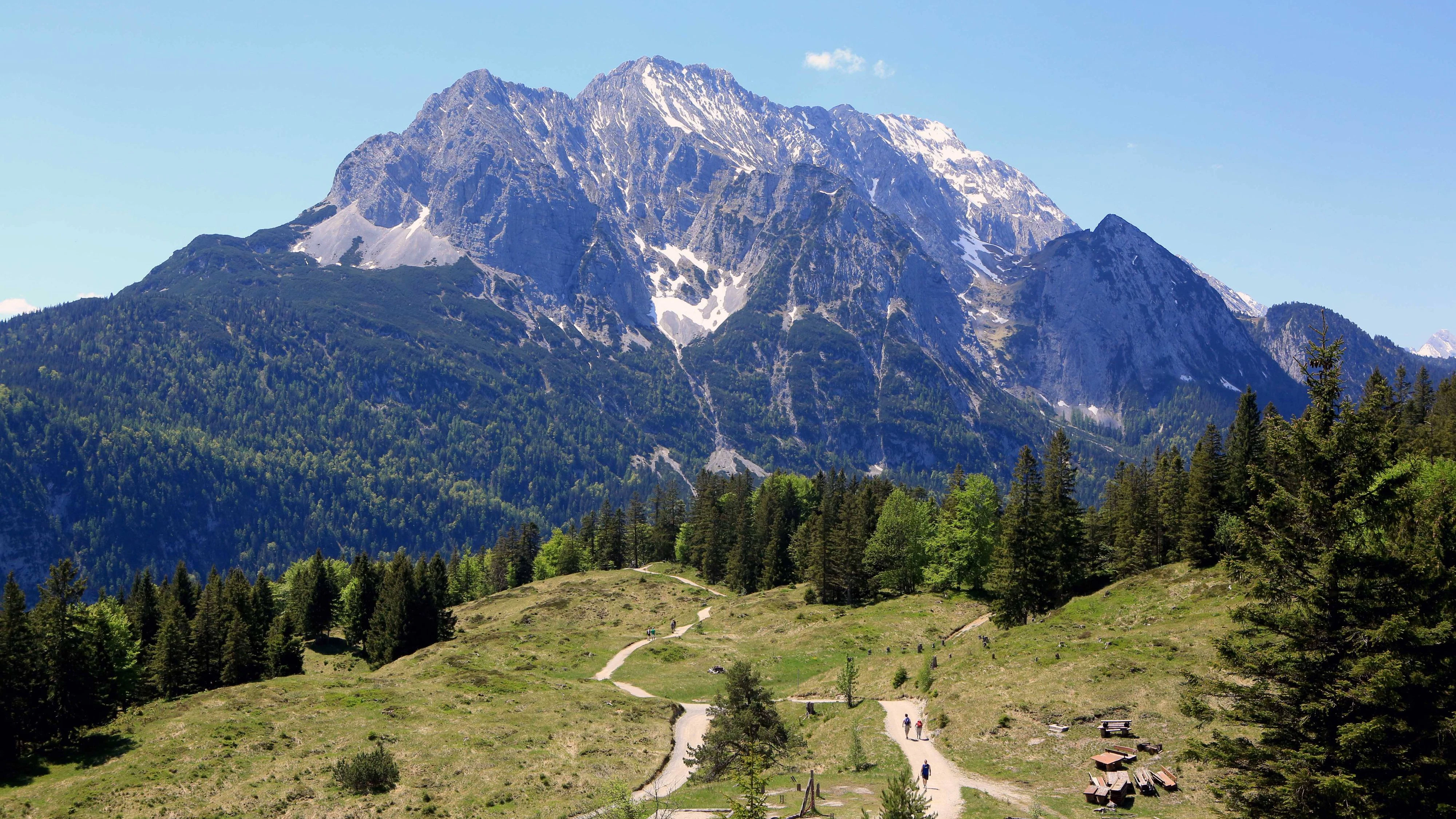 Blick vom Hohen Kranzberg auf die Ostflanke des Wettersteingebirges mit der Oberen Wettersteinspitze. 