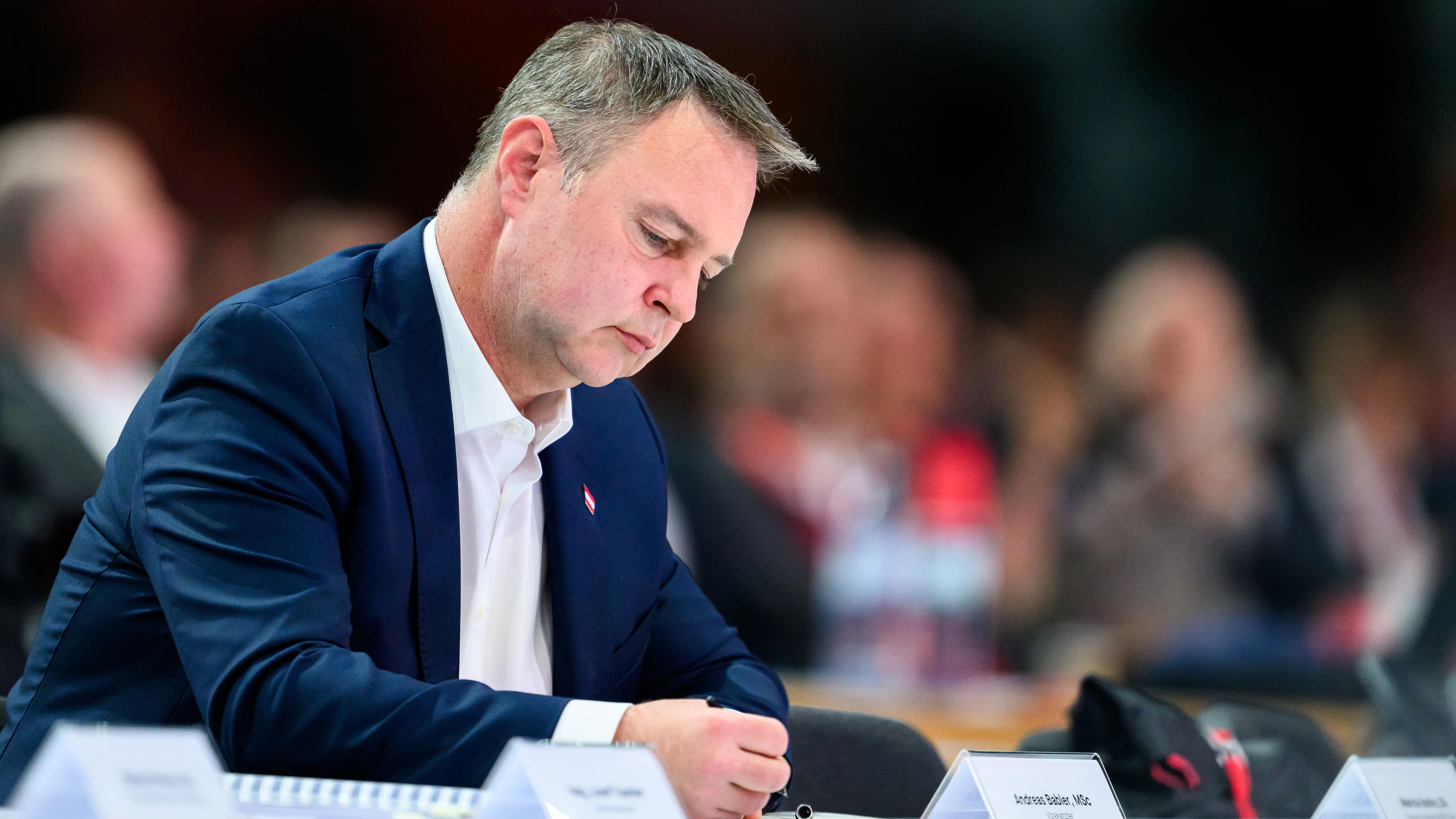 Seit Wochen rumort es in der SPÖ, nun spitzt sich der Machtkampf an der Parteispitze zu.
