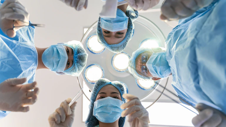 Wie wirksam sind Operationen wirklich? Dieser Frage gehen immer mehr klinische Studien nach – und die Ergebnisse überraschen. Demnach sind zahlreiche Eingriffe nicht besser als nicht invasive Behandlungsmethoden, viele OPs gleichen sogar einem Placebo.