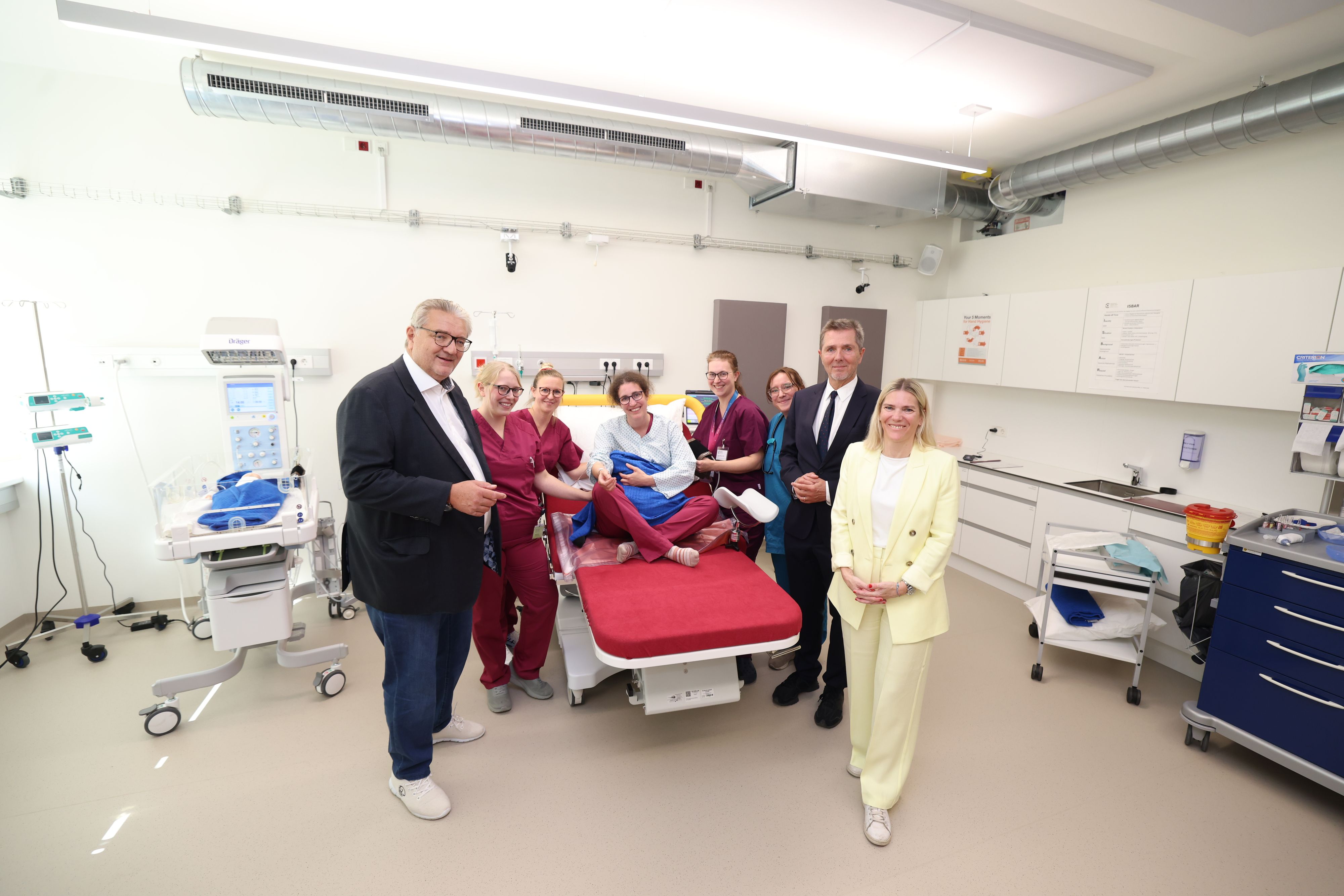 Gesundheitsstadtrat Peter Hacker (li.) hat sich das neue Simulationszentrum vor Ort angesehen.