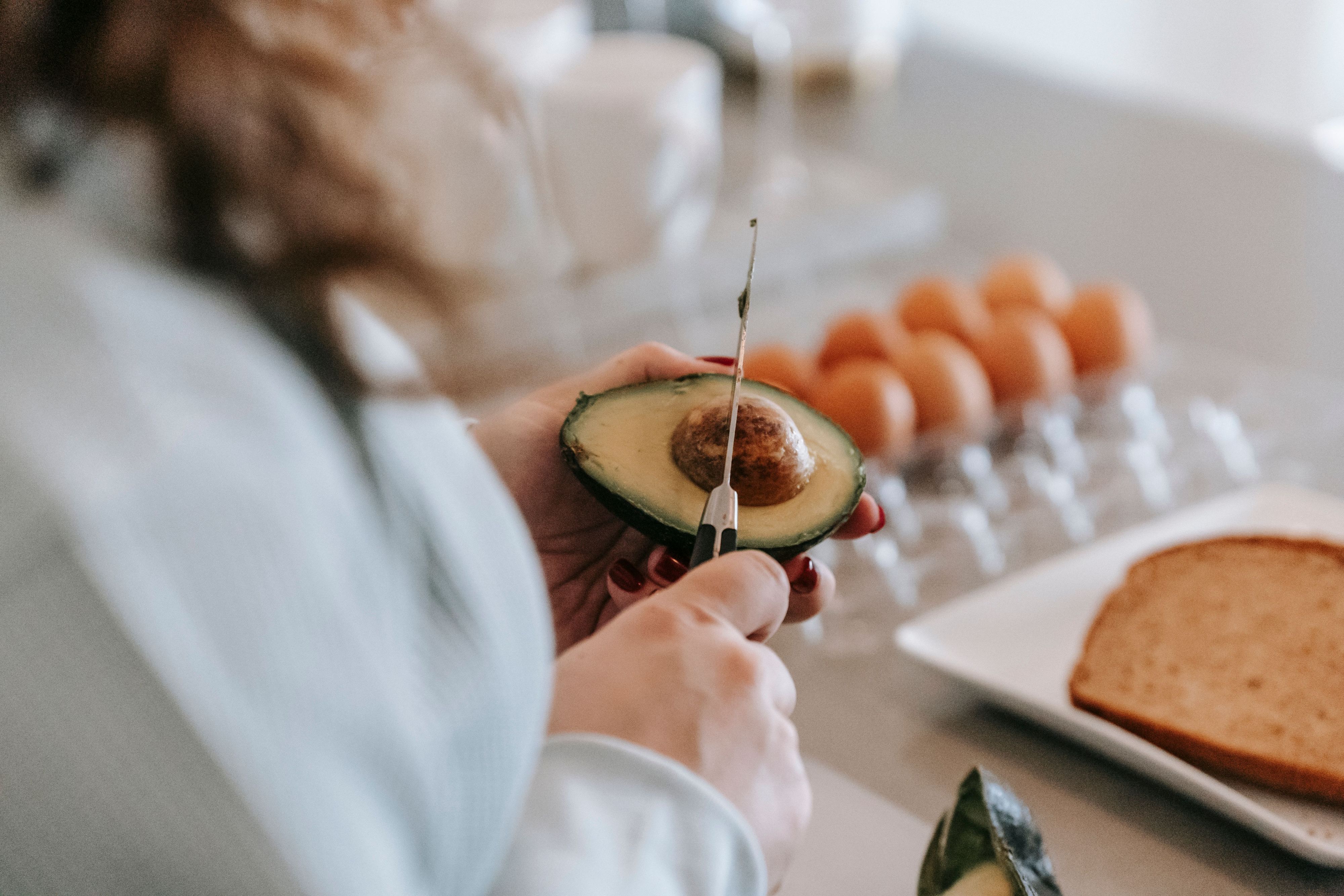 Sogar Hollywood-Star Meryl Streep hat sich bei der Avocado-Zubereitung schon verletzt.