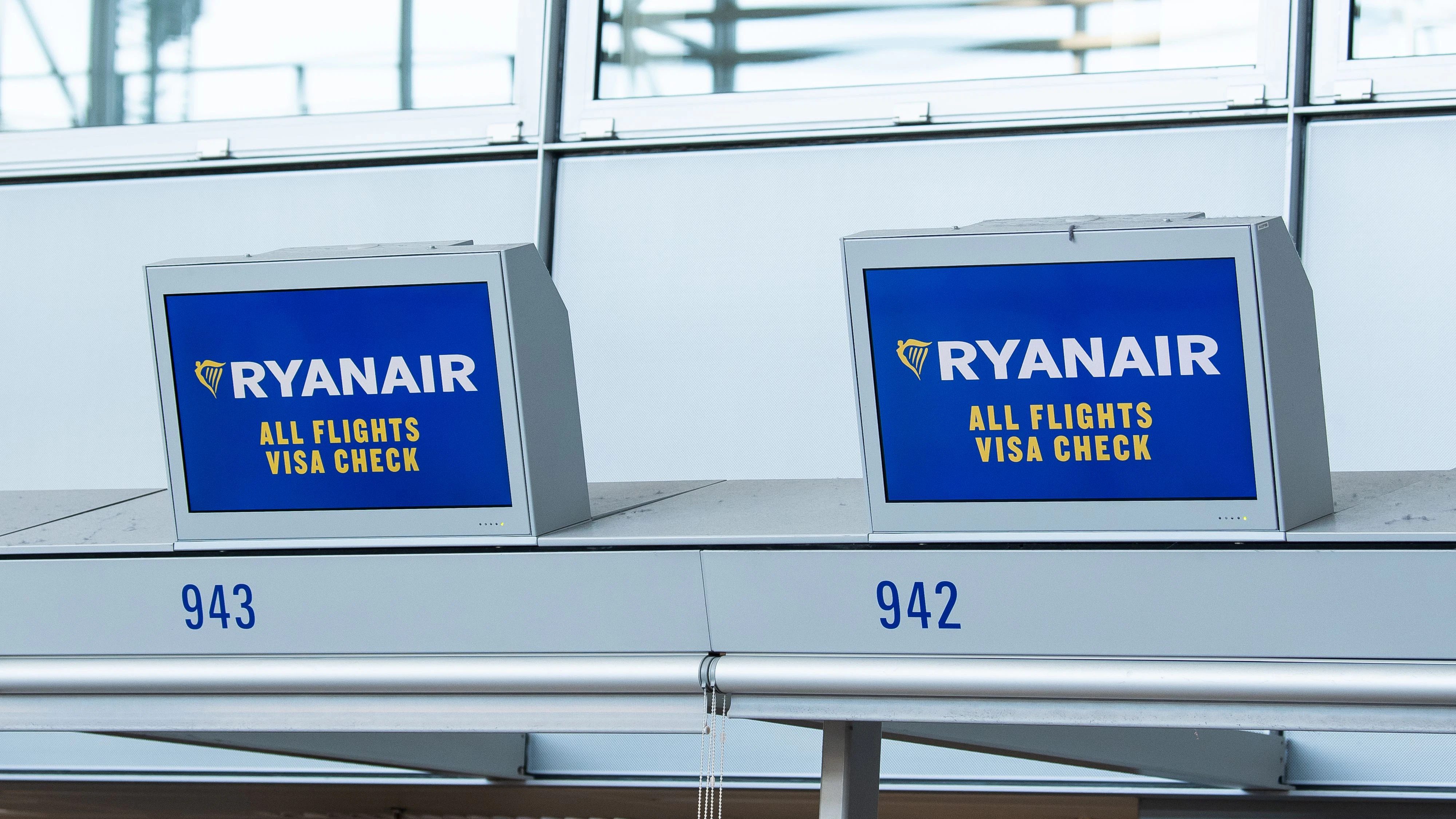 ABD0154_20180911 - FRANKFURT/MAIN - DEUTSCHLAND: 11.09.2018, Hessen, Frankfurt/Main: Logos der irischen Fluggesellschaft Ryanair werden auf Monitoren am Check-in Schalter im Terminal 2 des Flughafens angezeigt. Verdi und die Pilotengewerkschaft Vereinigung Cockpit (VC) rufen zu einem ganztägigen Streik bei Ryanair in Deutschland auf. Piloten und Flugbegleiter fordern bessere Arbeitsbedingungen und eine bessere Bezahlung. Foto: Silas Stein/dpa +++ dpa-Bildfunk +++. - FOTO: APA/dpa/Silas Stein