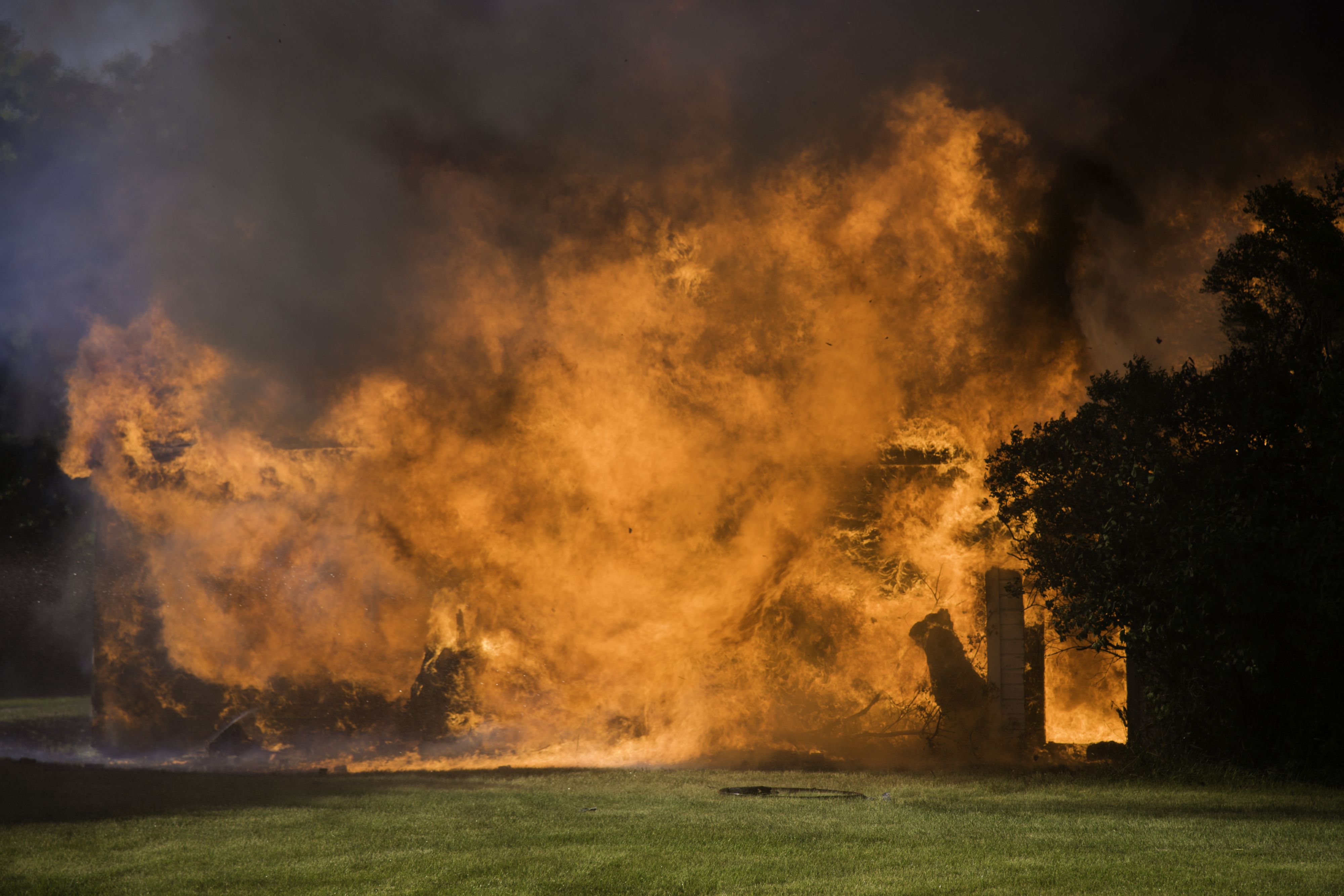 Ein Feuerwehrmann wurde durch eine Explosion leicht im Gesicht verletzt. (Symbolbild)