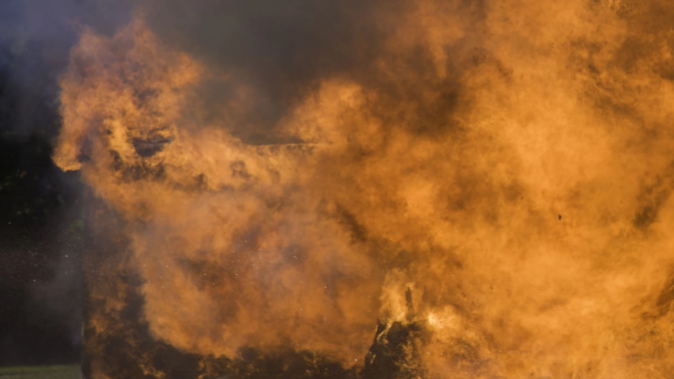 Ein Feuerwehrmann wurde durch eine Explosion leicht im Gesicht verletzt. (Symbolbild)