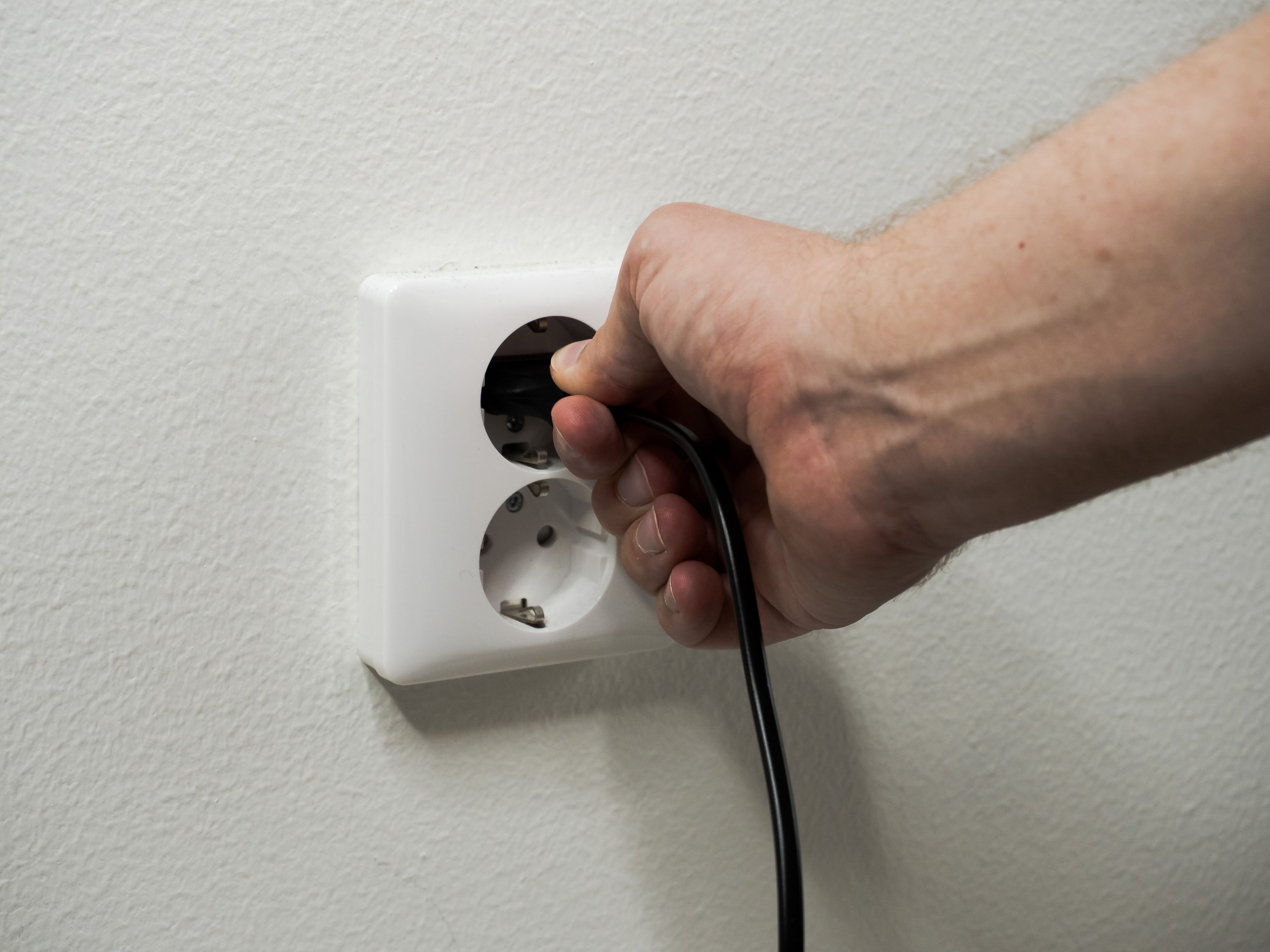 Besonders bei Geräten mit hoher Leistung oder solchen, die im Standby-Modus weiter Strom verbrauchen, lohnt es sich, den Stecker zu ziehen.