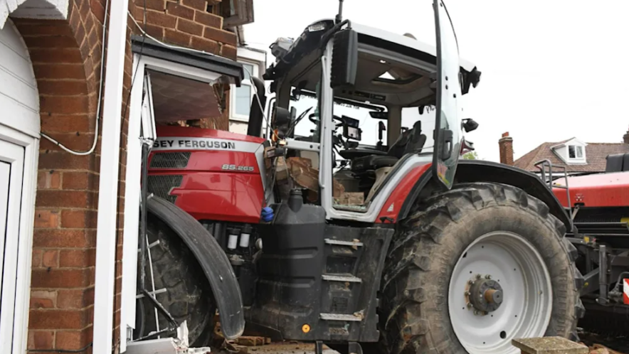 Der Mann krachte mit einem Traktor in das Haus seines Erzfeindes.