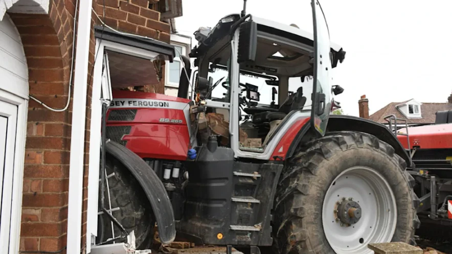 Der Mann krachte mit einem Traktor in das Haus seines Erzfeindes.