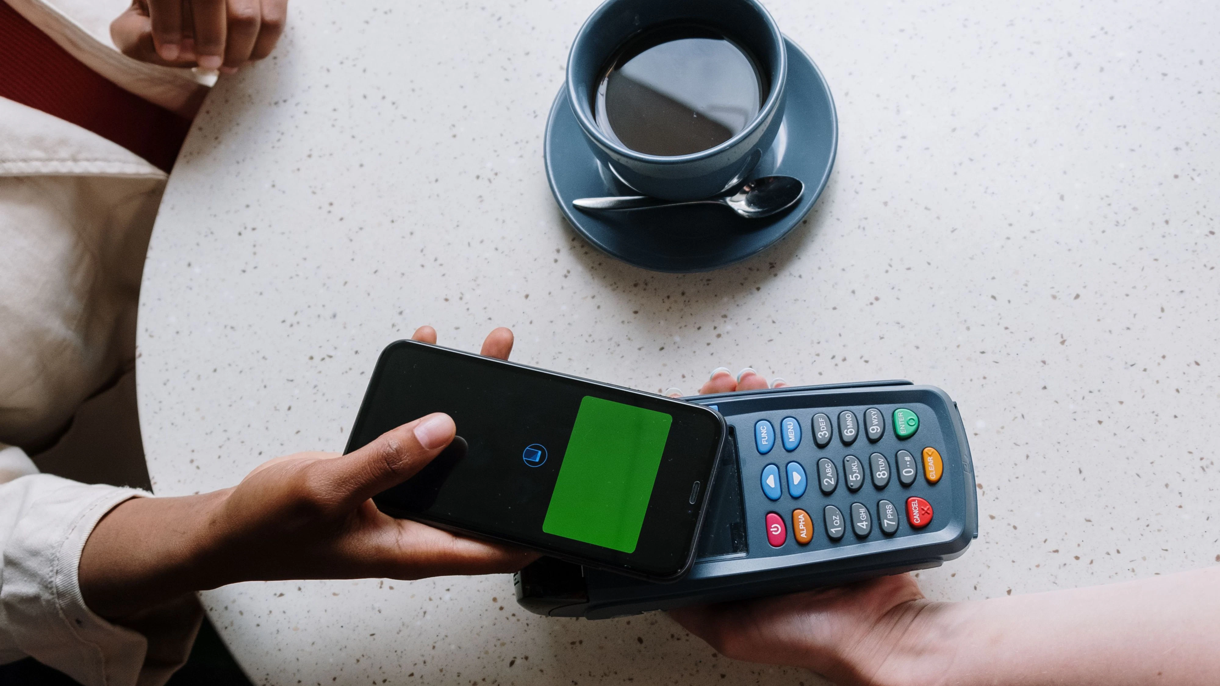 Wer keine digitale Rechnung möchte, kann weiterhin einen Papierbon verlangen. Damit sollen auch Menschen ohne Smartphone oder entsprechende Anwendungen problemlos einen Beleg erhalten.