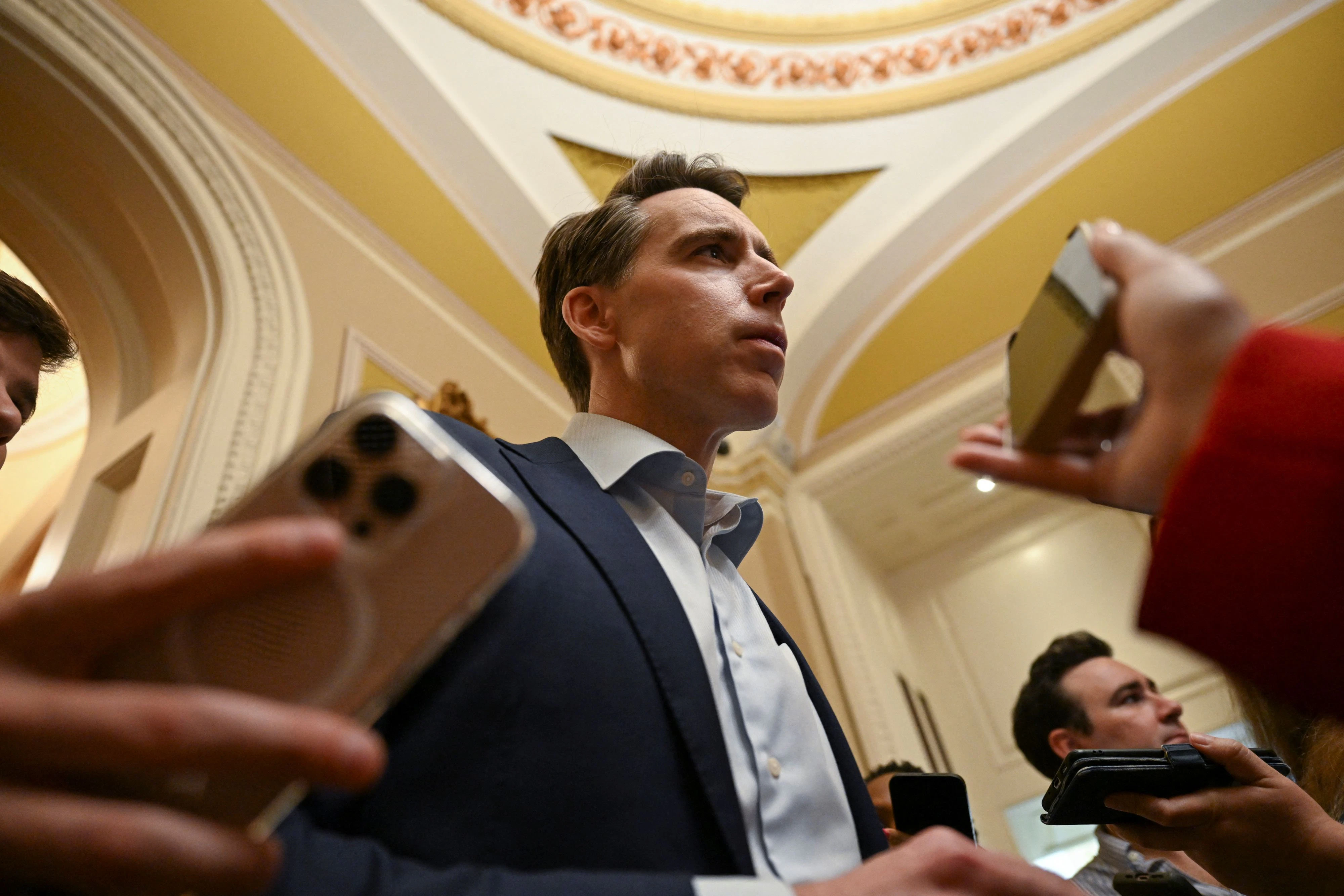 Der republikanische Senator Josh Hawley aus Missouri schlägt vor, Tech-Firmen für jeden Schaden haftbar zu machen, den ihre KI-Systeme anrichten