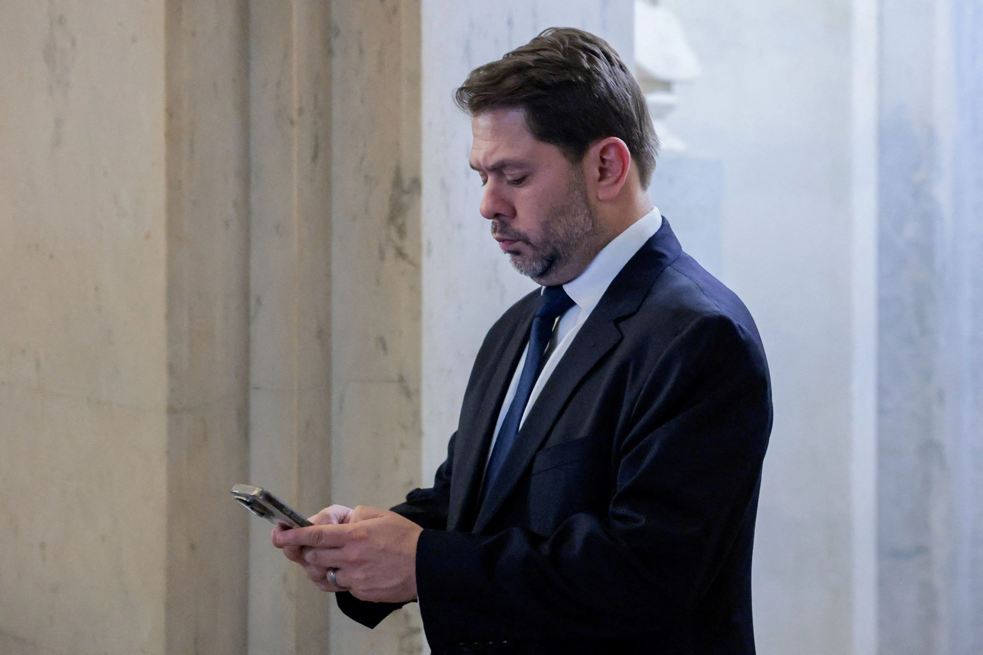 Manche Senatoren wüssten nicht einmal, wie man ins Internet kommt, sagt der demokratische Senator Ruben Gallego aus Arizona