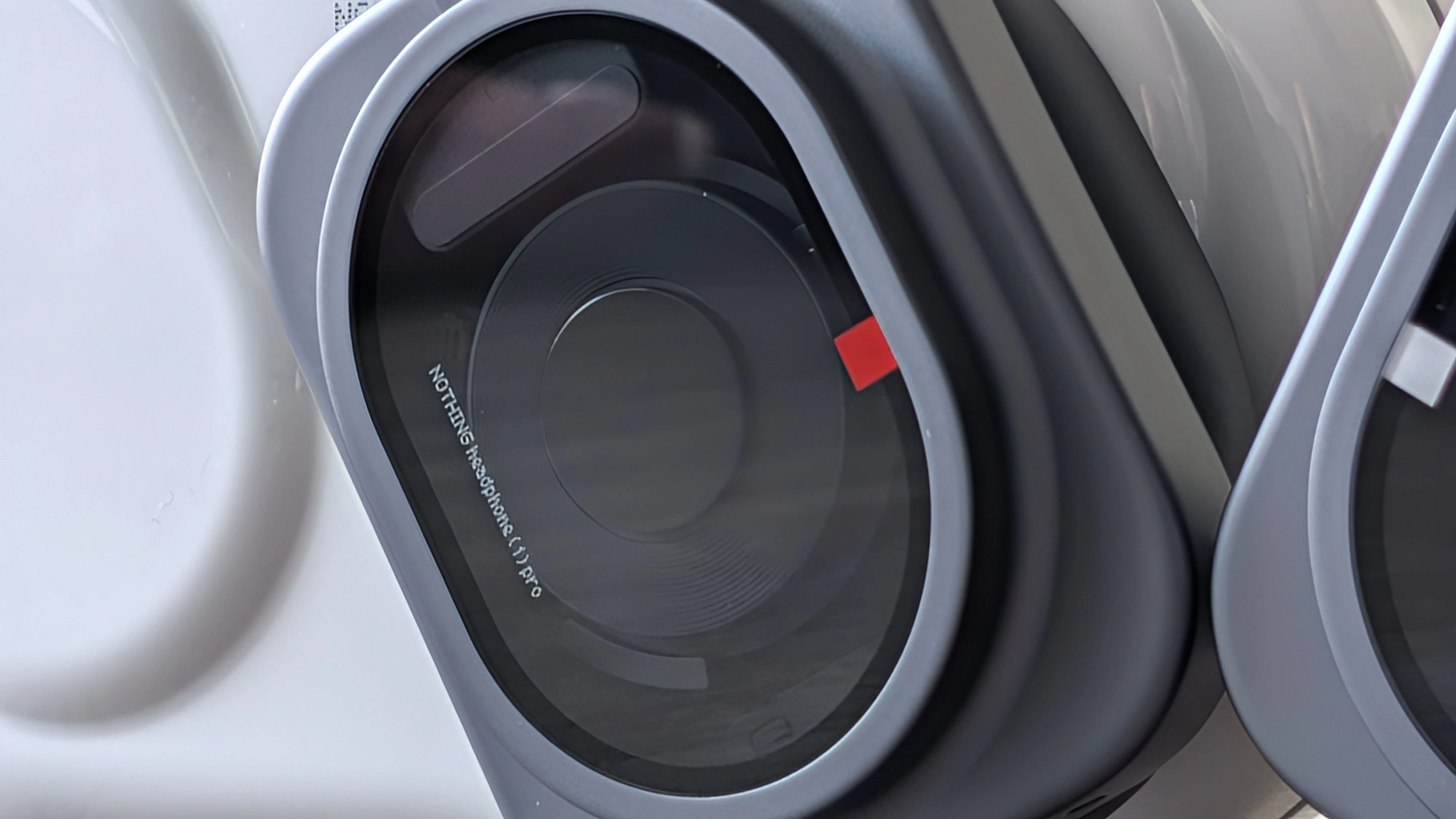 Optisch bleibt das Modell der bekannten transparenten Designsprache treu und setzt unter widerstandsfähigem Panda Glass auf edle Materialien wie Aluminium und Titan.