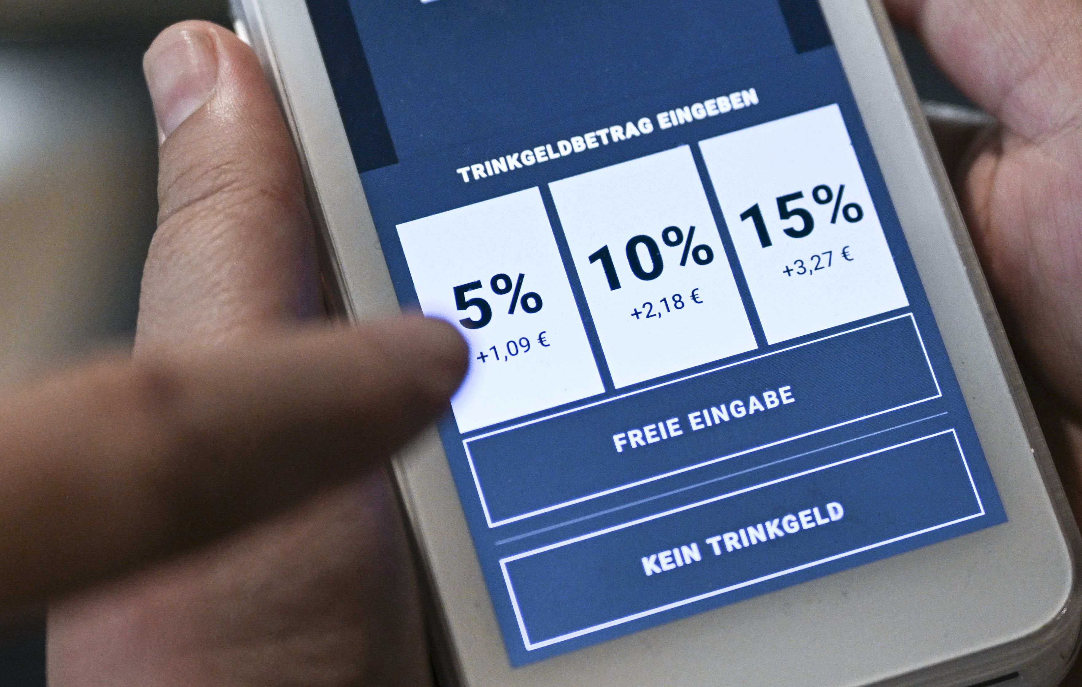 Eine Seniorin tippte ihren PIN versehentlich als Trinkgeld ein – und zahlte so 1.612,14 Franken für ein Nusskipferl (Symbolbild)