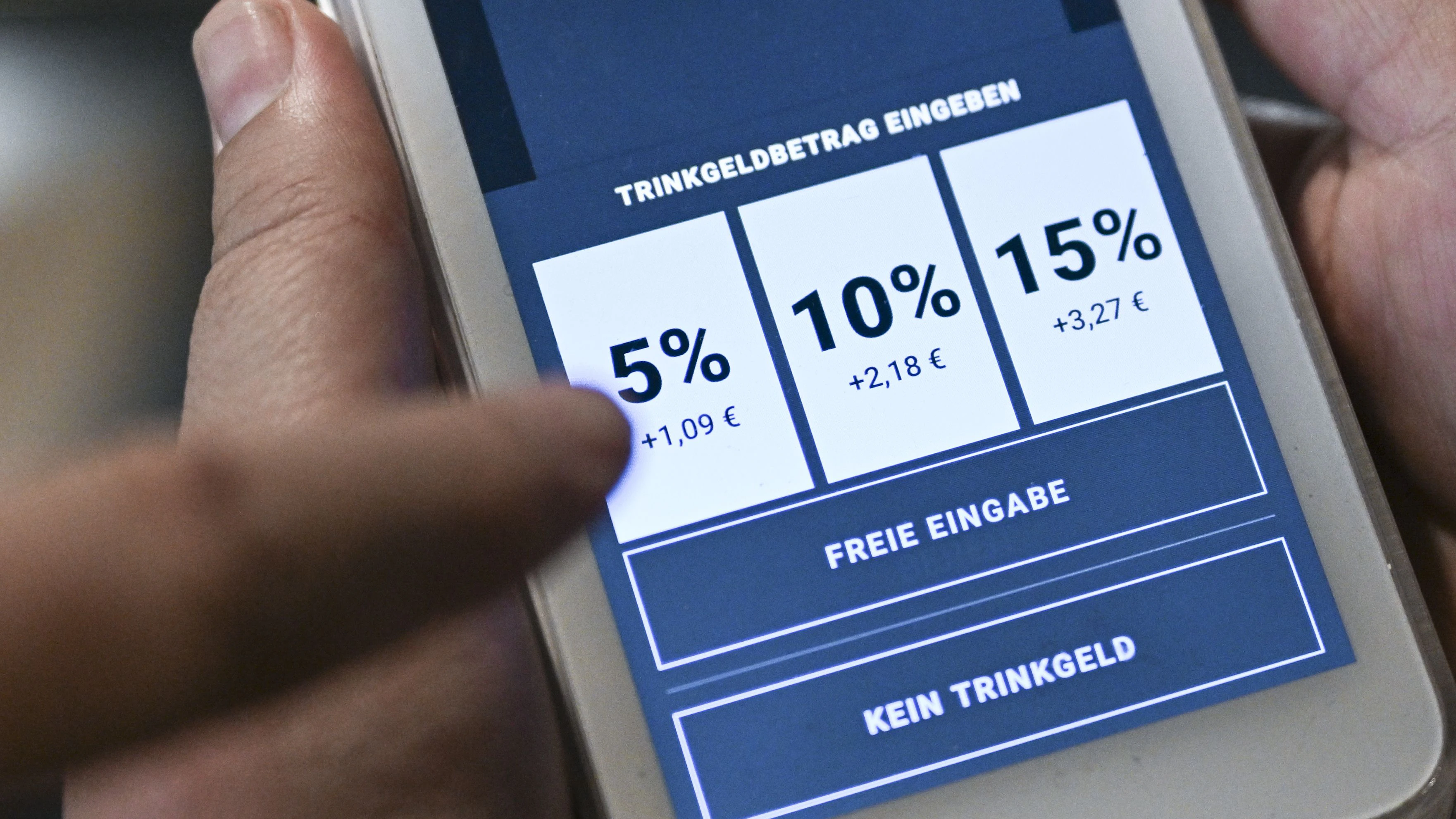 Eine Seniorin tippte ihren PIN versehentlich als Trinkgeld ein – und zahlte so 1.612,14 Franken für ein Nussgipfel (Symbolbild)