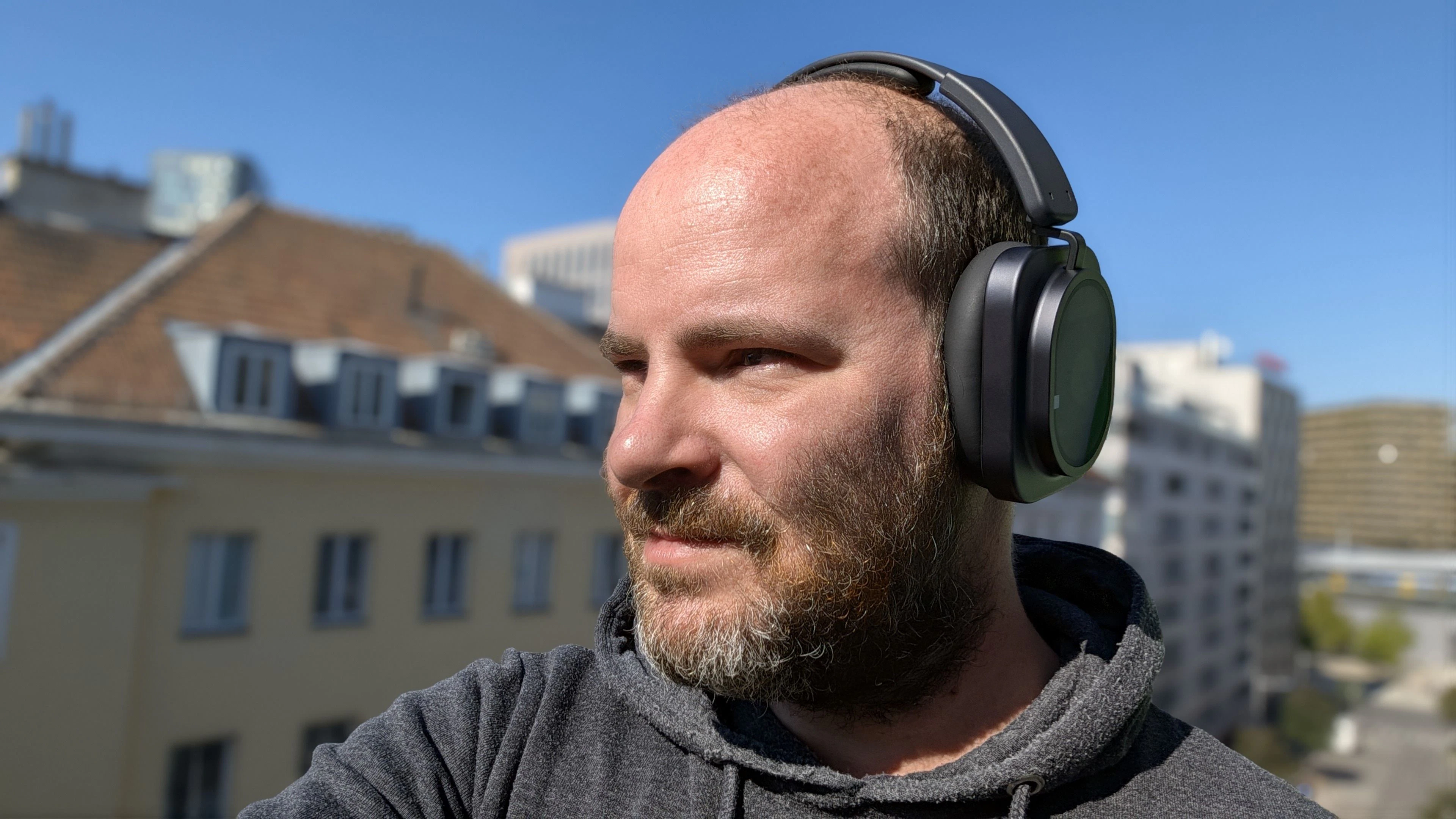 Nothing Headphone (1) Pro überzeugt im Test als durchdachtes High-End-Modell, das mit Drei-Treiber-Architektur, Geräuschunterdrückung und Flat-EQ-Schalter Mehrwert für anspruchsvolle Musikfans bietet.