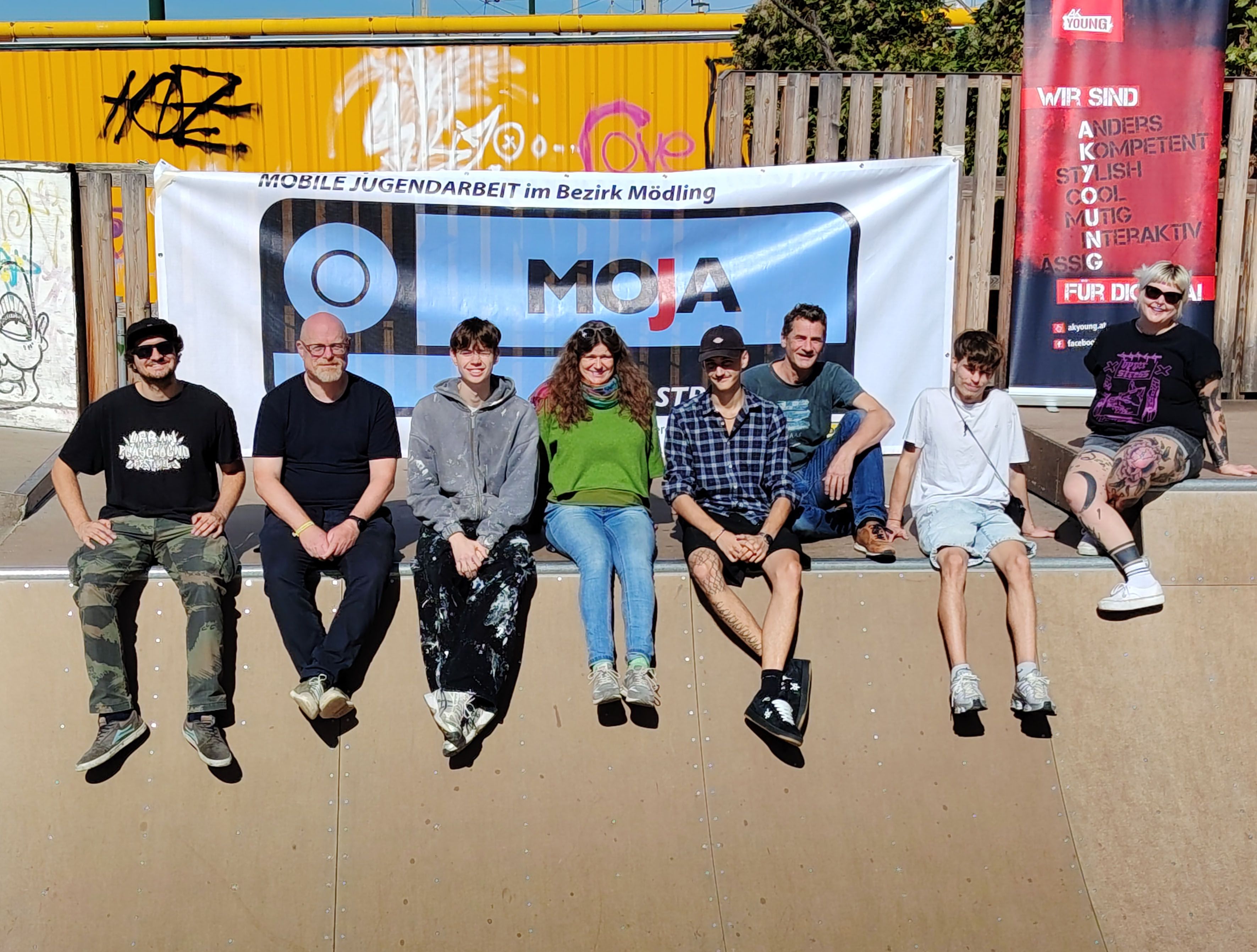 Stadtrat Stephan Schimanowa (2. von links) und Gemeinderätin Susanne Bauer-Rupprecht (4. von links) mit dem Organisationsteam des Graffiti-Workshops am Skateplatz Mödling