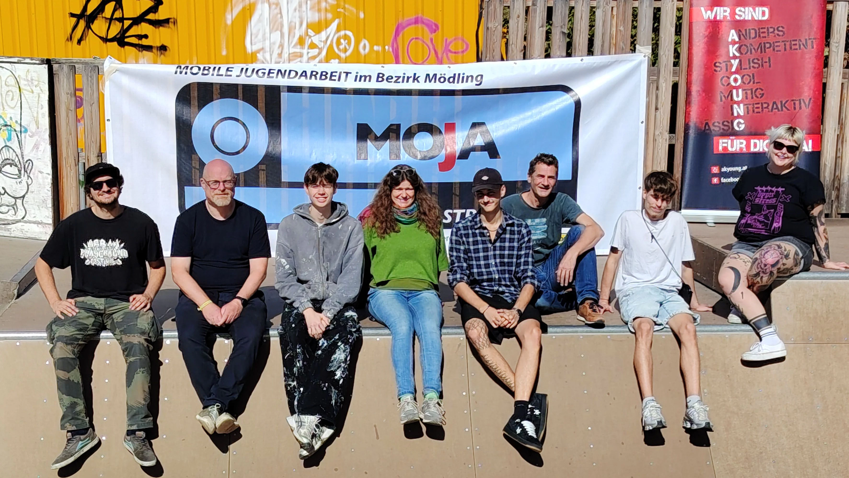 Stadtrat Stephan Schimanowa (2. von links) und Gemeinderätin Susanne Bauer-Rupprecht (4. von links) mit dem Organisationsteam des Graffiti-Workshops am Skateplatz Mödling