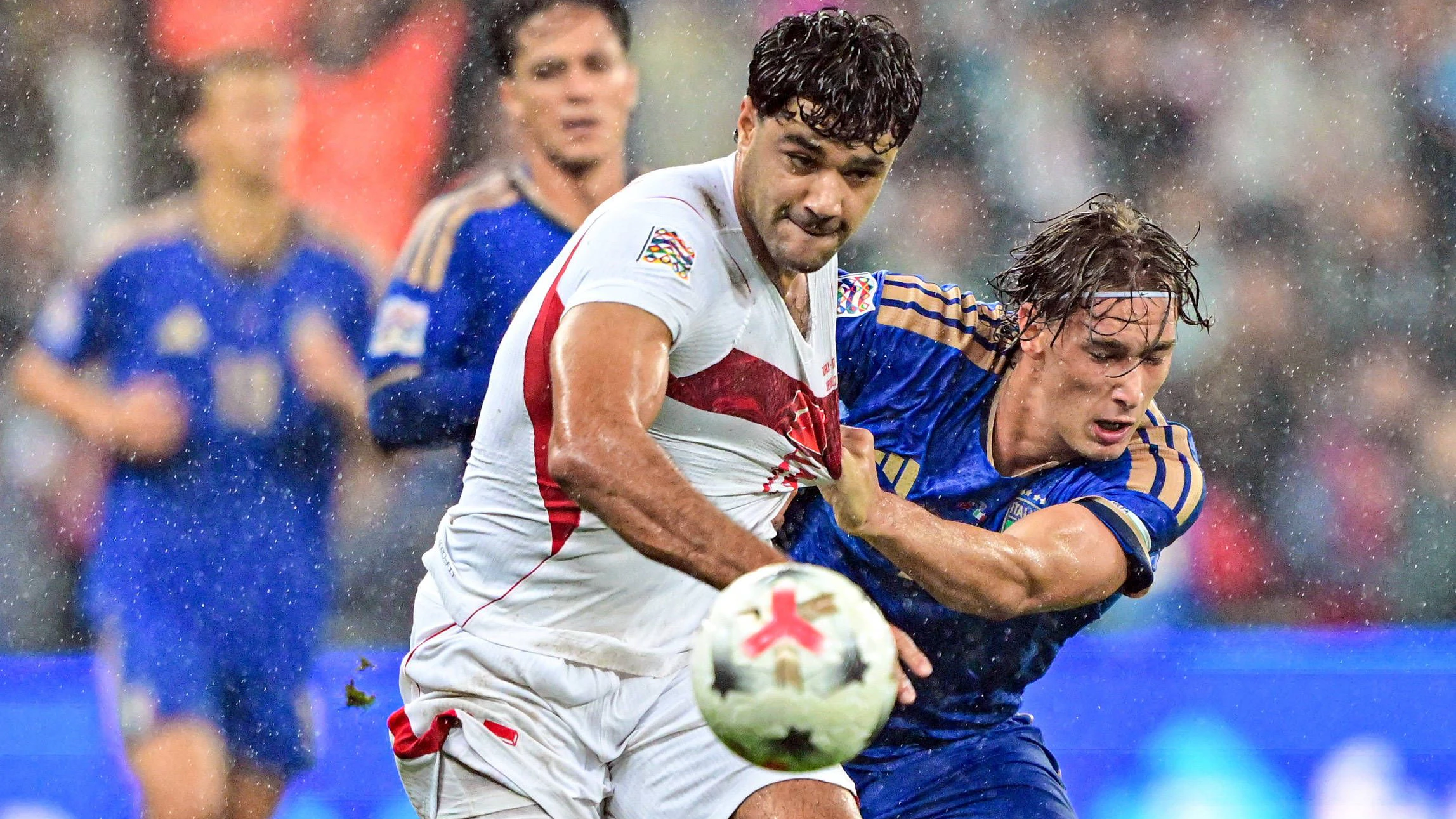 Ozan Kabak im Zweikampf mit Pio Esposito