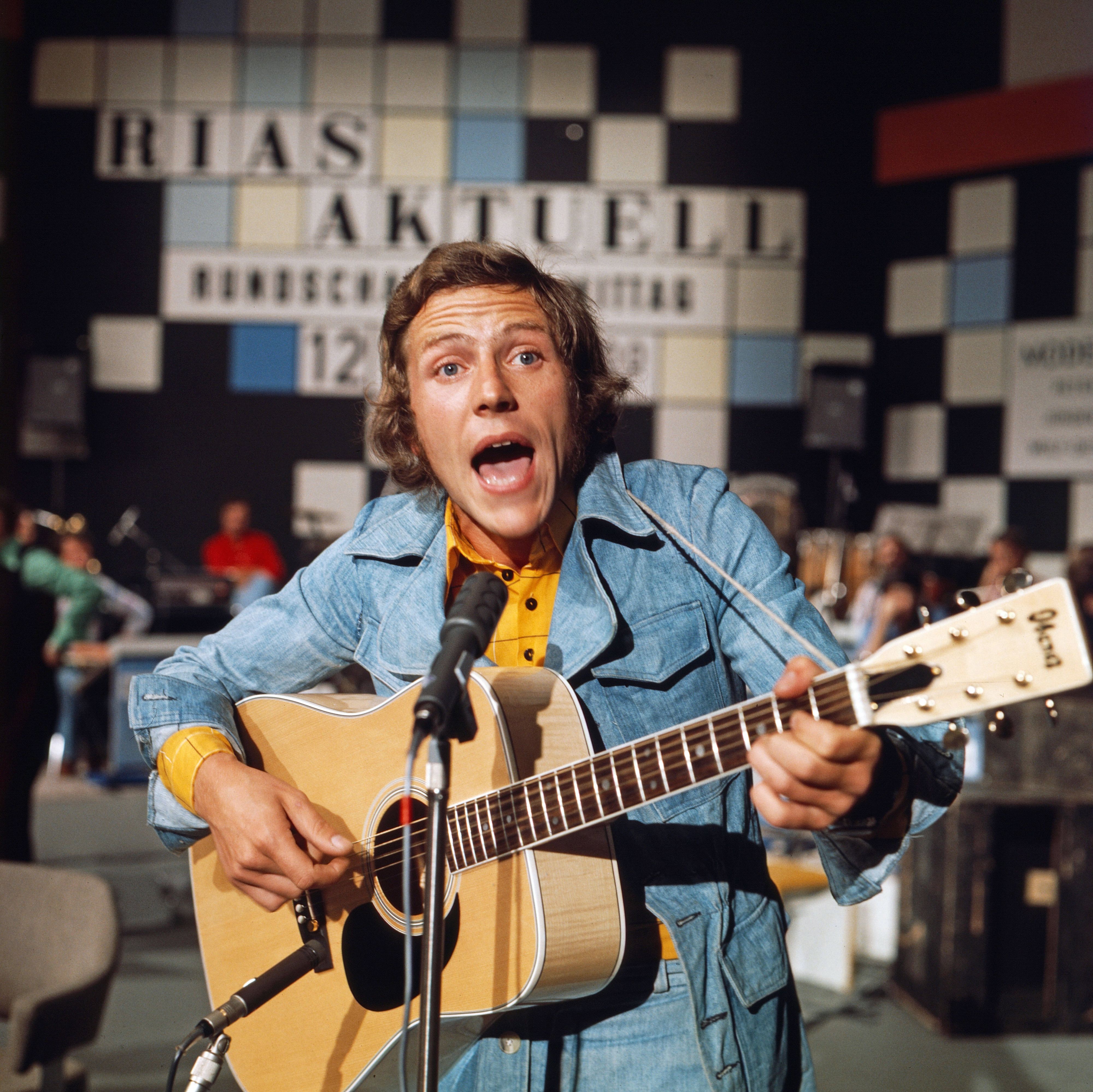 Michael Thilo, deutscher Sänger und Songschreiber, bei einem Fernsehauftritt.