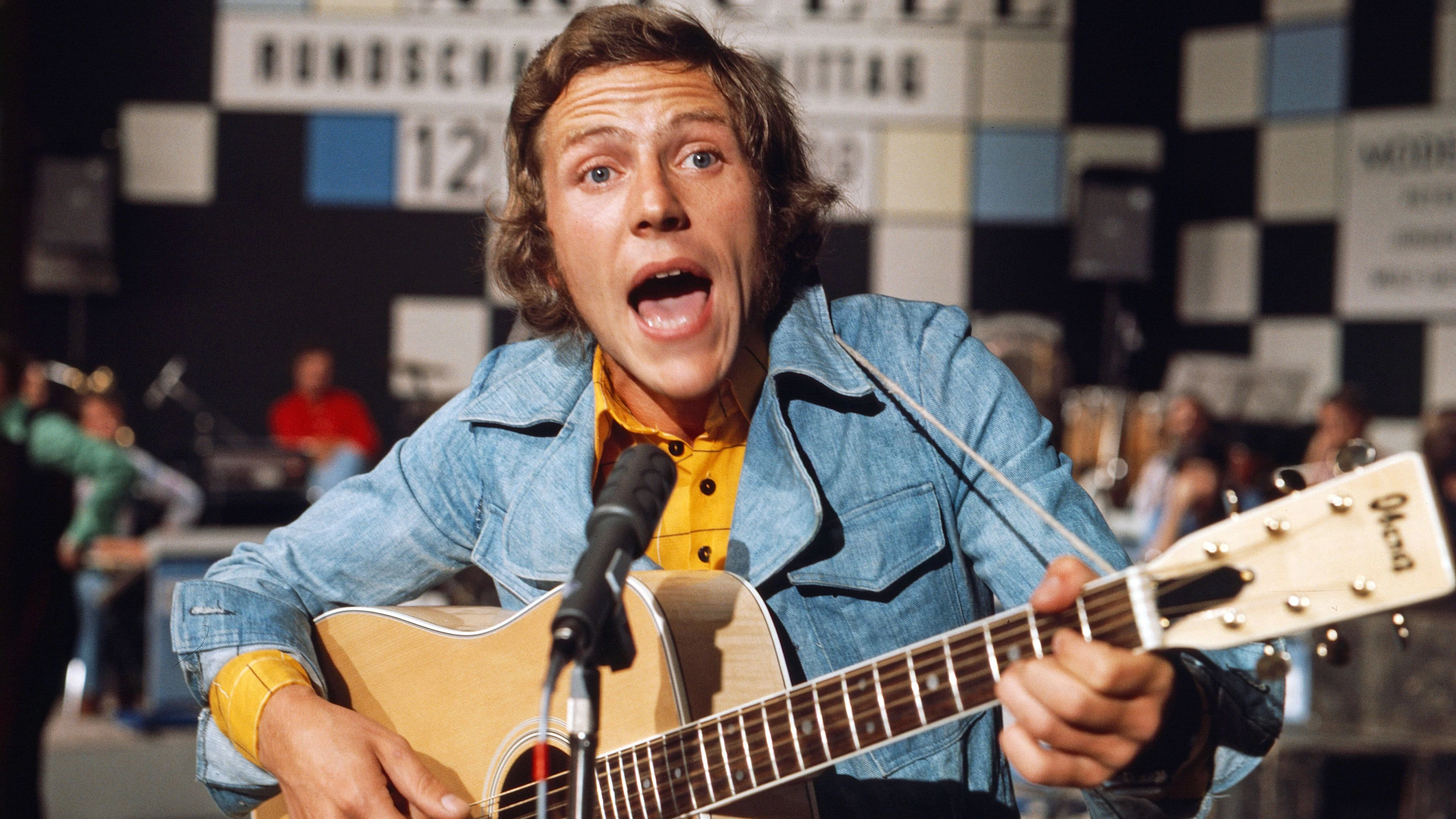 Michael Thilo, deutscher Sänger und Songschreiber, bei einem Fernsehauftritt.