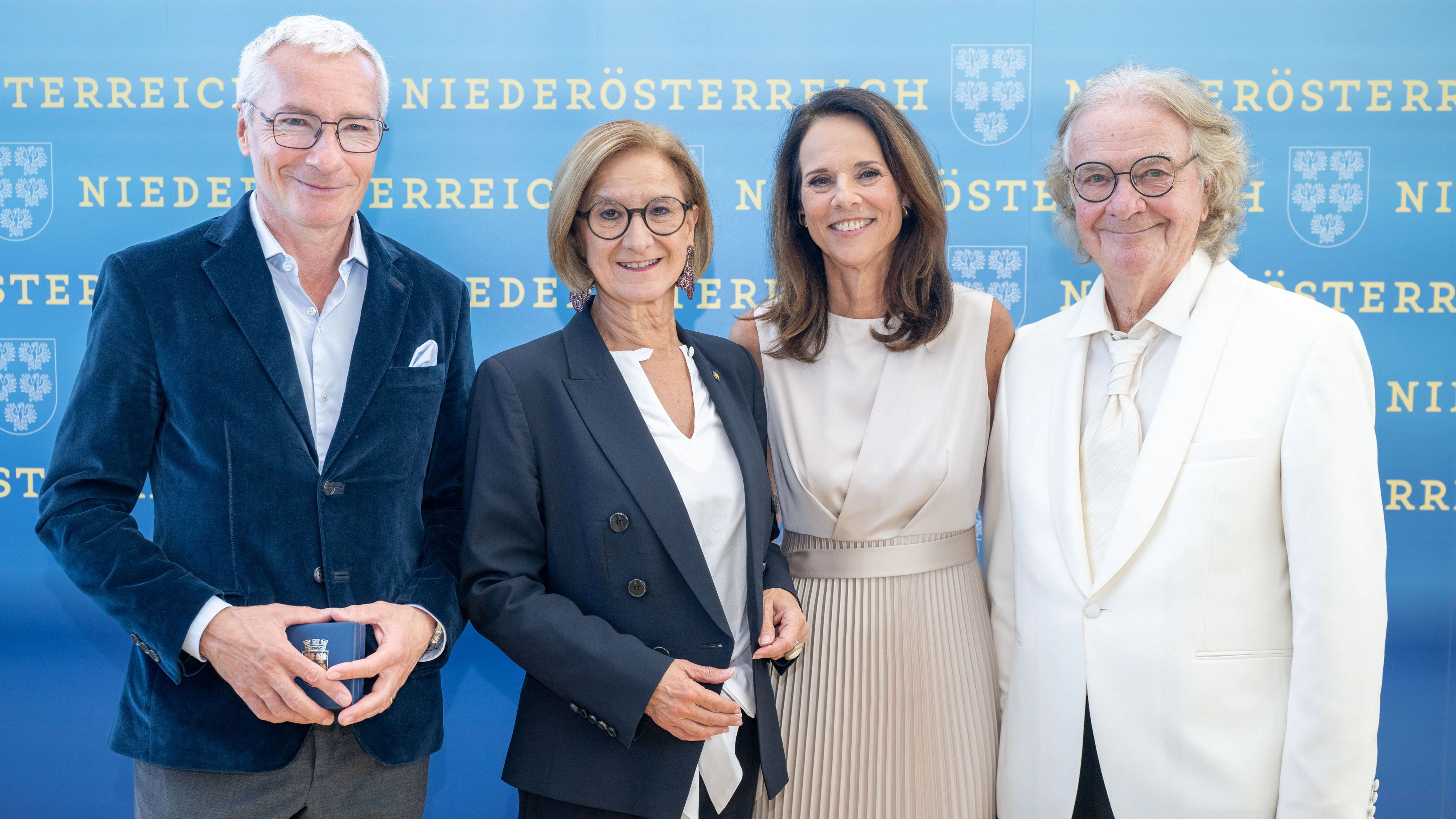 v.l.n.r.: Rainer Pariasek, Landeshauptfrau Johanna Mikl-Leitner (ÖVP), Vera Russwurm und Peter Hofbauer