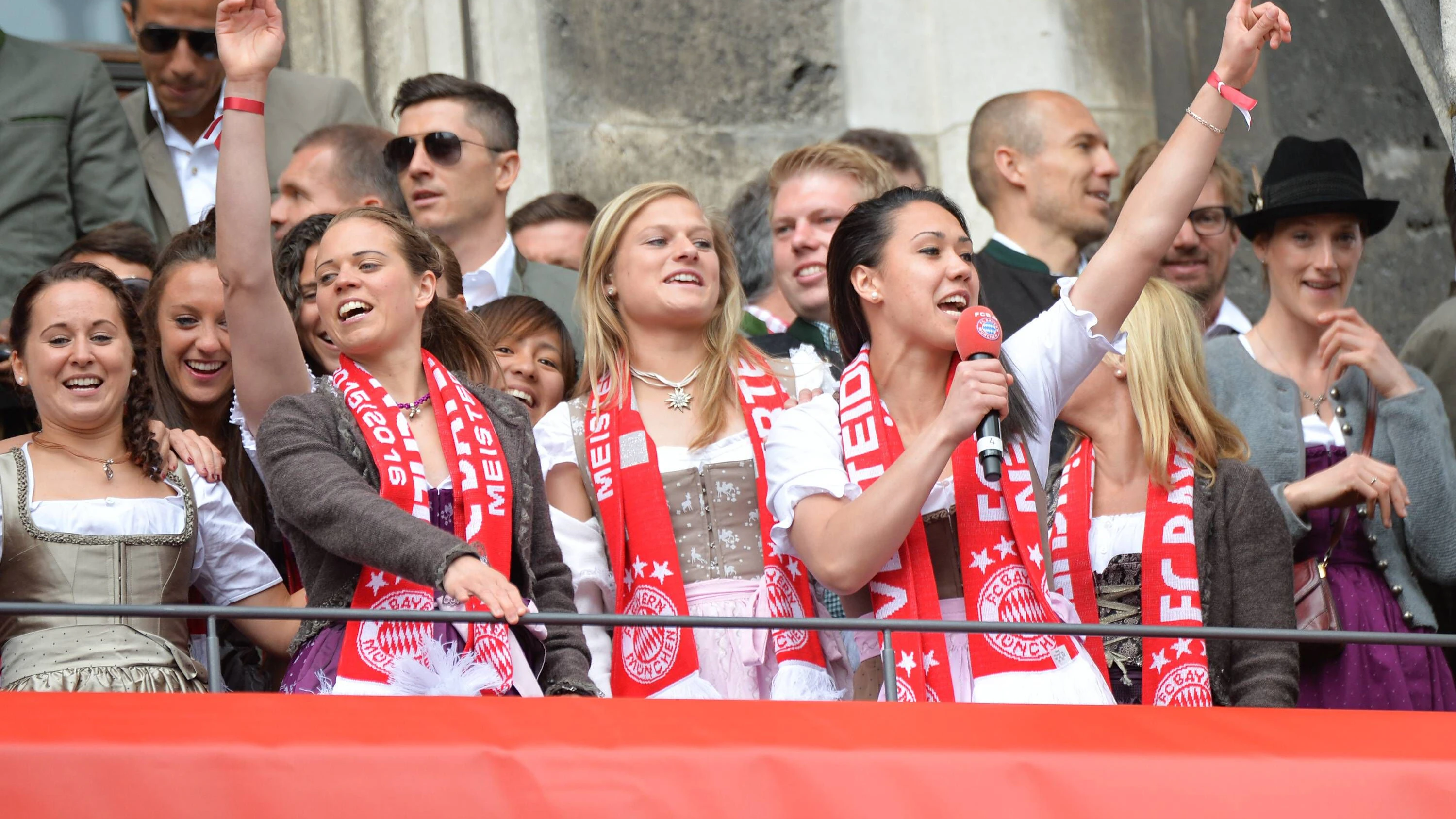 Wenninger feiert gemeinsam mit den Bayern-Herren den Meistertitel der Frauen.