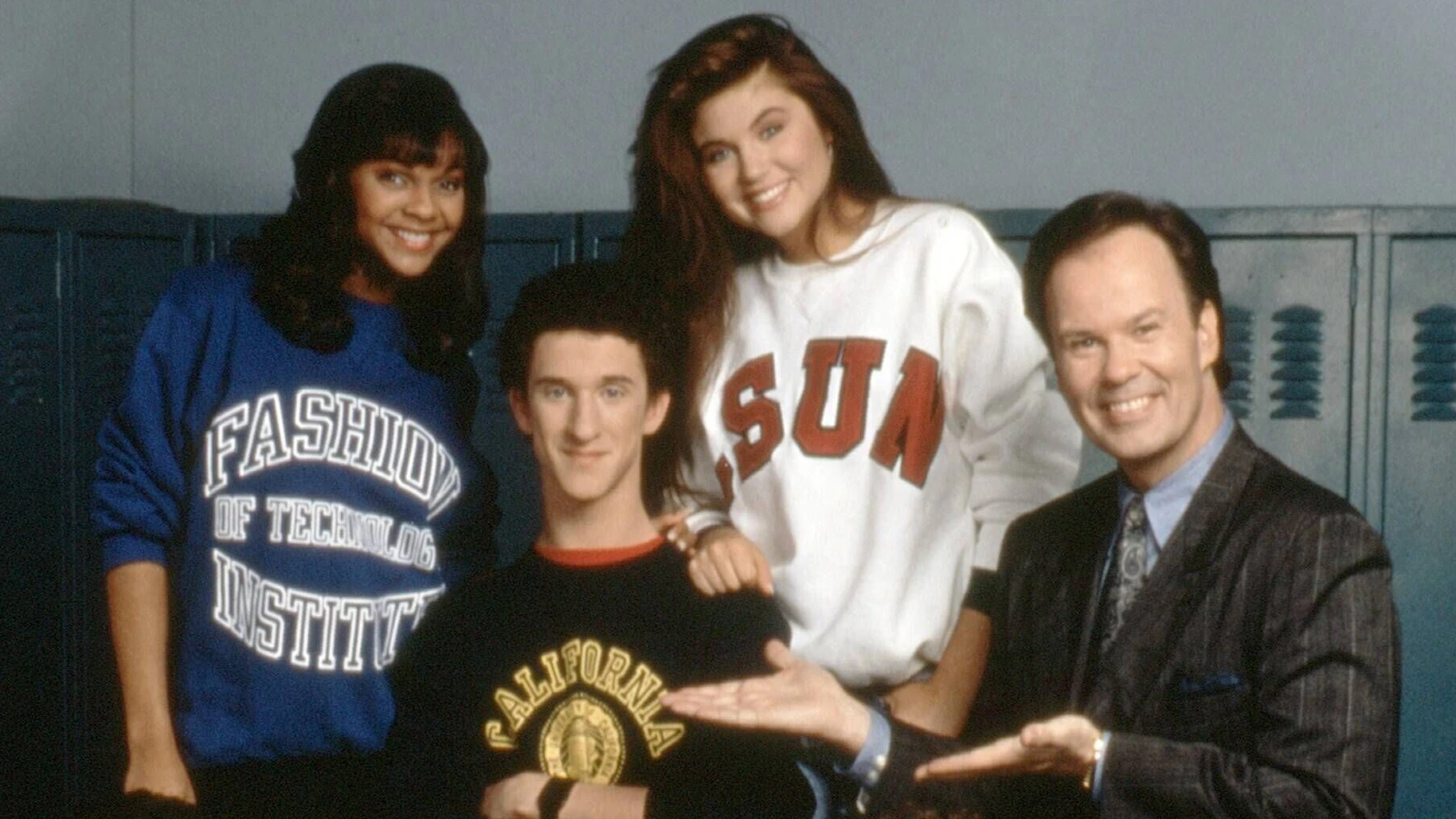 SAVED BY THE BELL, top from left: Lark Voorhies, Tiffani-Amber Thiessen middle row: Dustin Diamond, Dennis Haskins bottom: Mario Lopez, Mark-Paul Gosselaar, Leanna Creel, Season 4, 1992, 1989-1992. photo: Paul Drinkwater / NBC / courtesy Everett Collection Ref:TSDSABY NB031 PUBLICATIONxINxGERxSUIxAUTxONLY Copyright: xx TSDSABY NB031