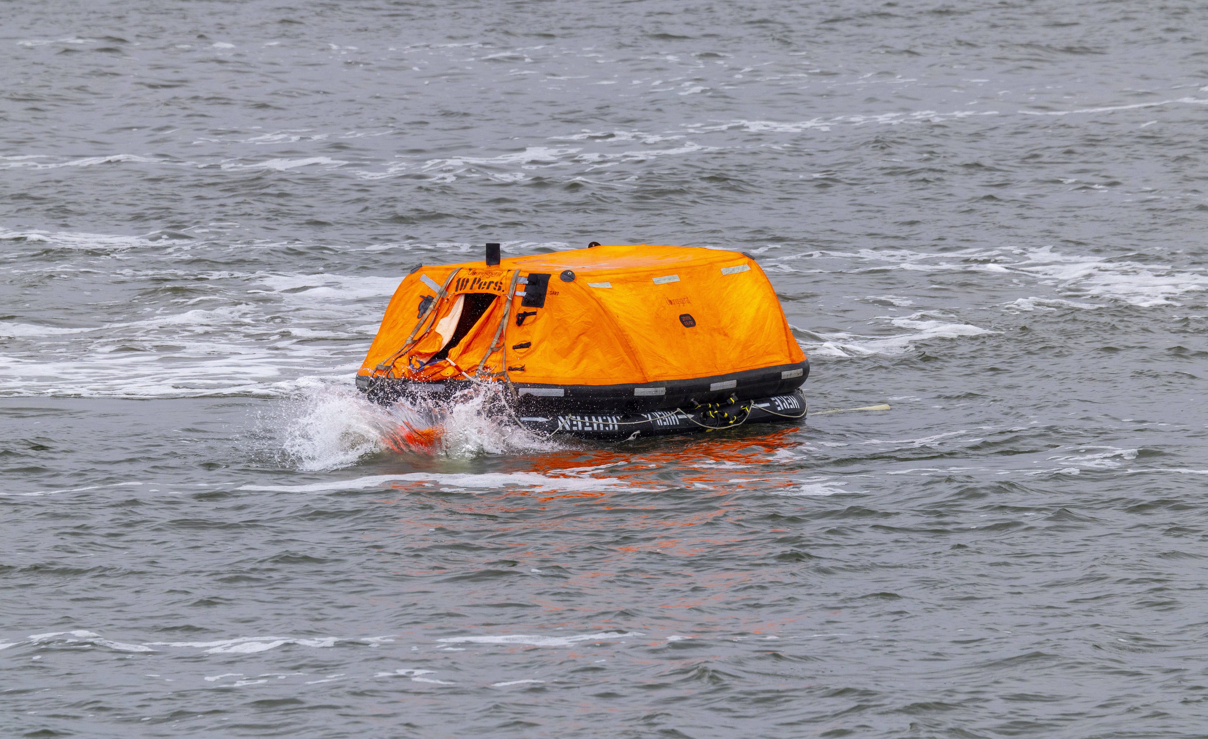 Die Crew harrte stundenlang in einer Rettungsinsel aus.