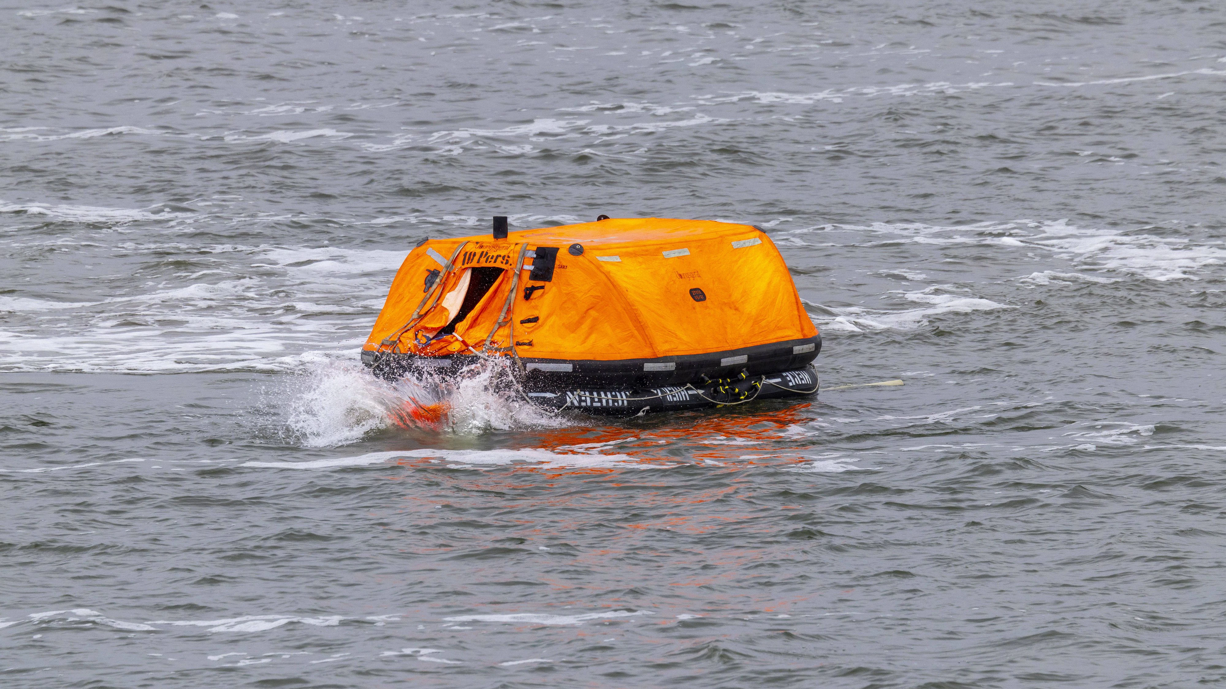 Die Crew harrte stundenlang in einer Rettungsinsel aus.