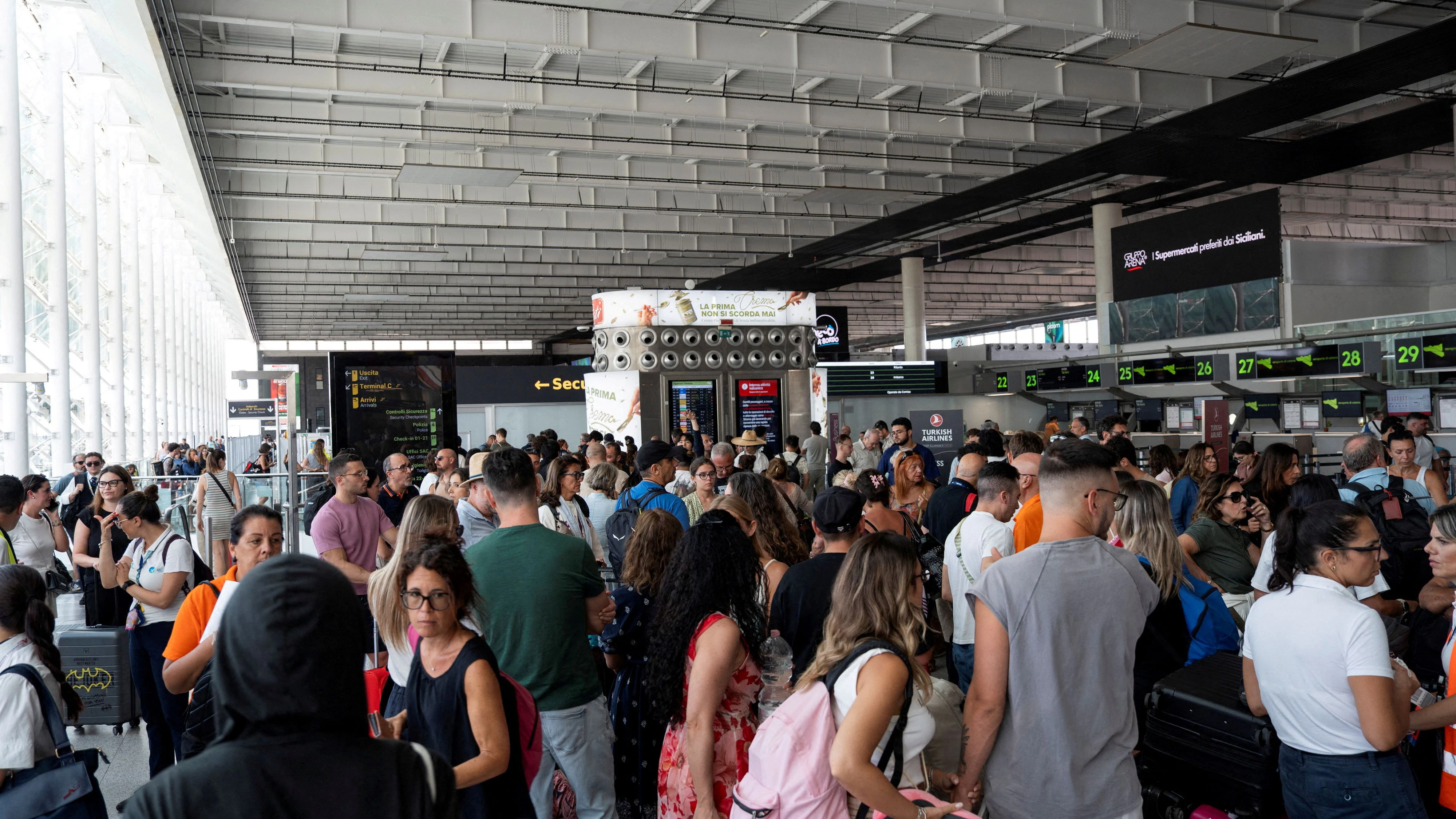 Heute.at - Ätna-Chaos – AUA schickt Urlauber mit Bus nach Palermo