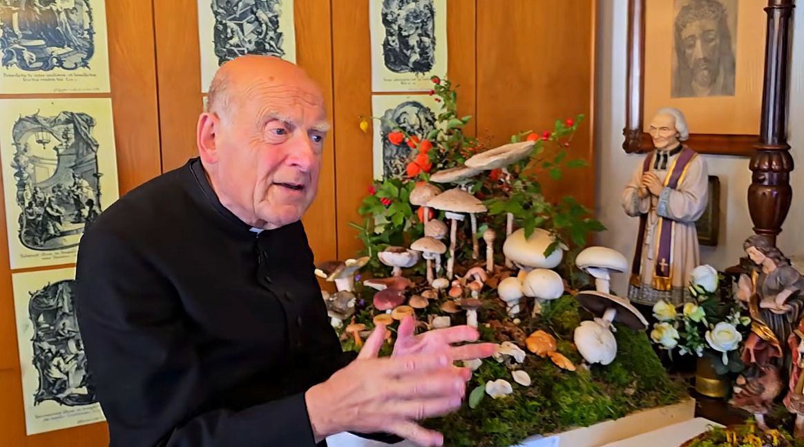 Pfarrer Reinhard Kittl vor seinem inzwischen 29. Schwammerlaltar.