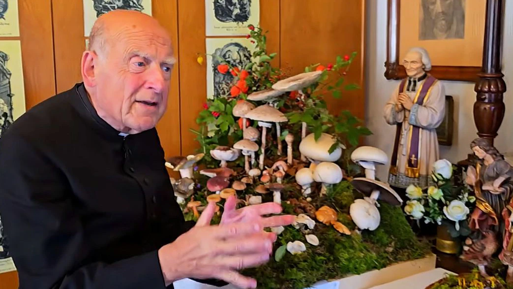 Pfarrer Reinhard Kittl vor seinem inzwischen 29. Schwammerlaltar.
