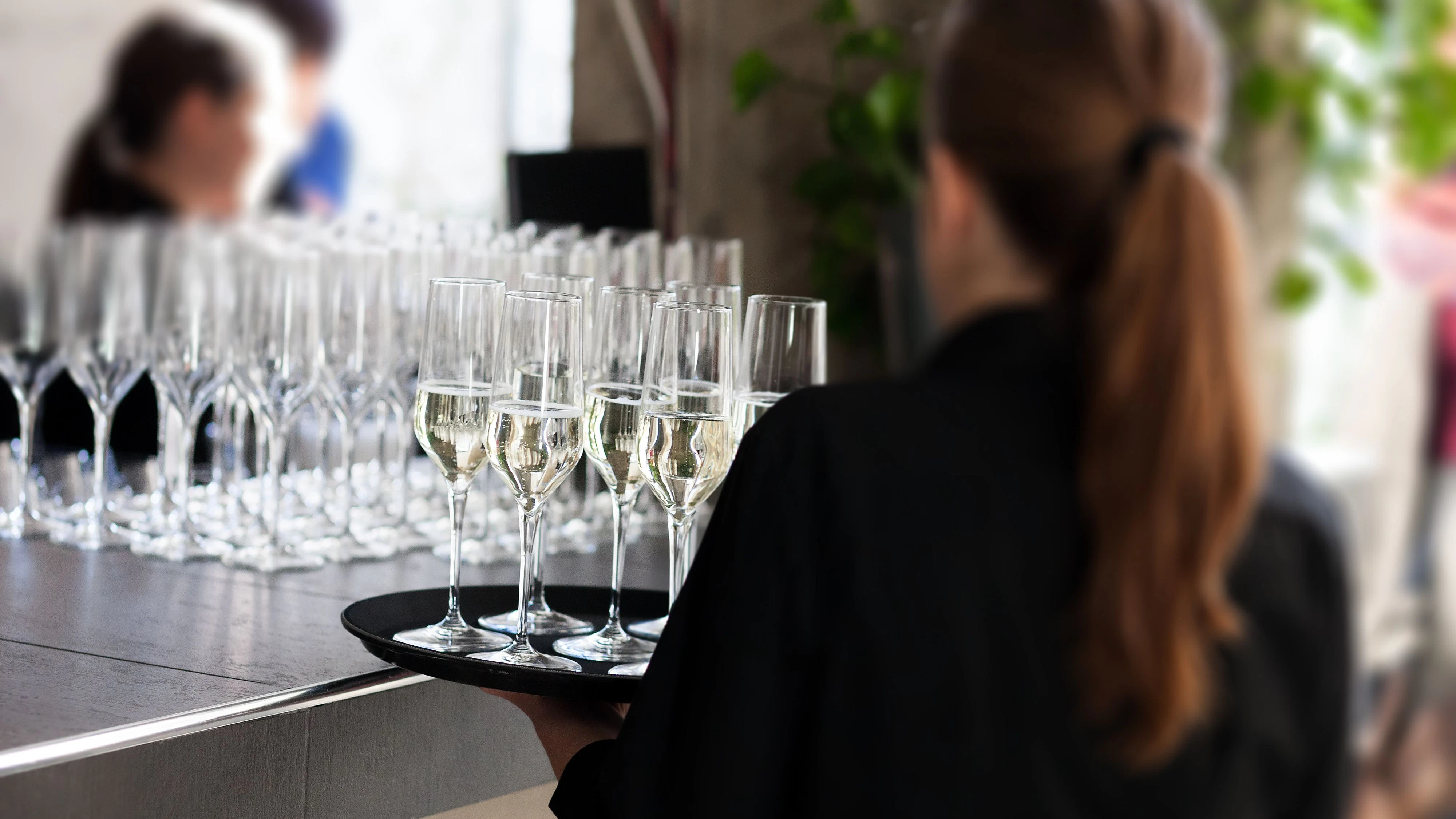 Heute.at - Gast missbraucht schlafende Kellnerin bei Schlagerparty
