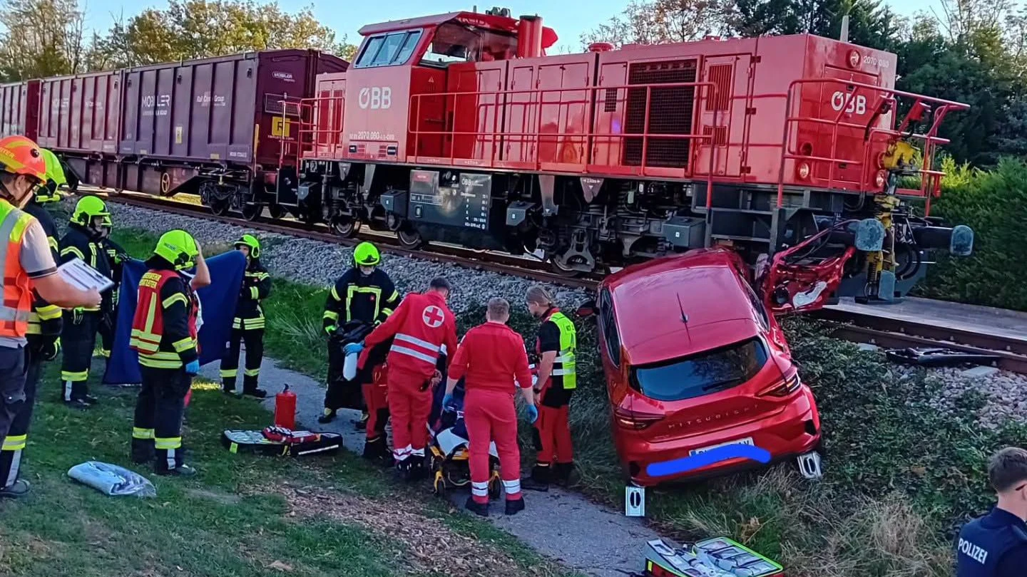 Heute.at - Lenker übersieht Güterzug – Pkw 35 Meter mitgeschleift