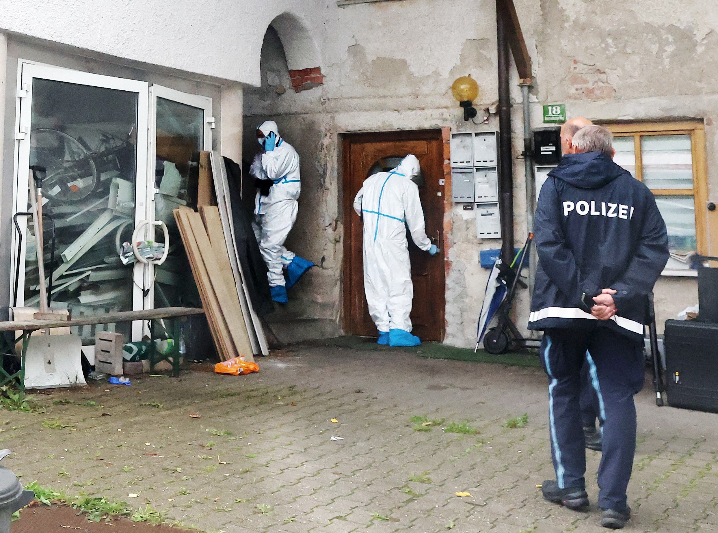 Ermittler entdeckten in diesem Haus in Zwiesel mehrere Leichen.