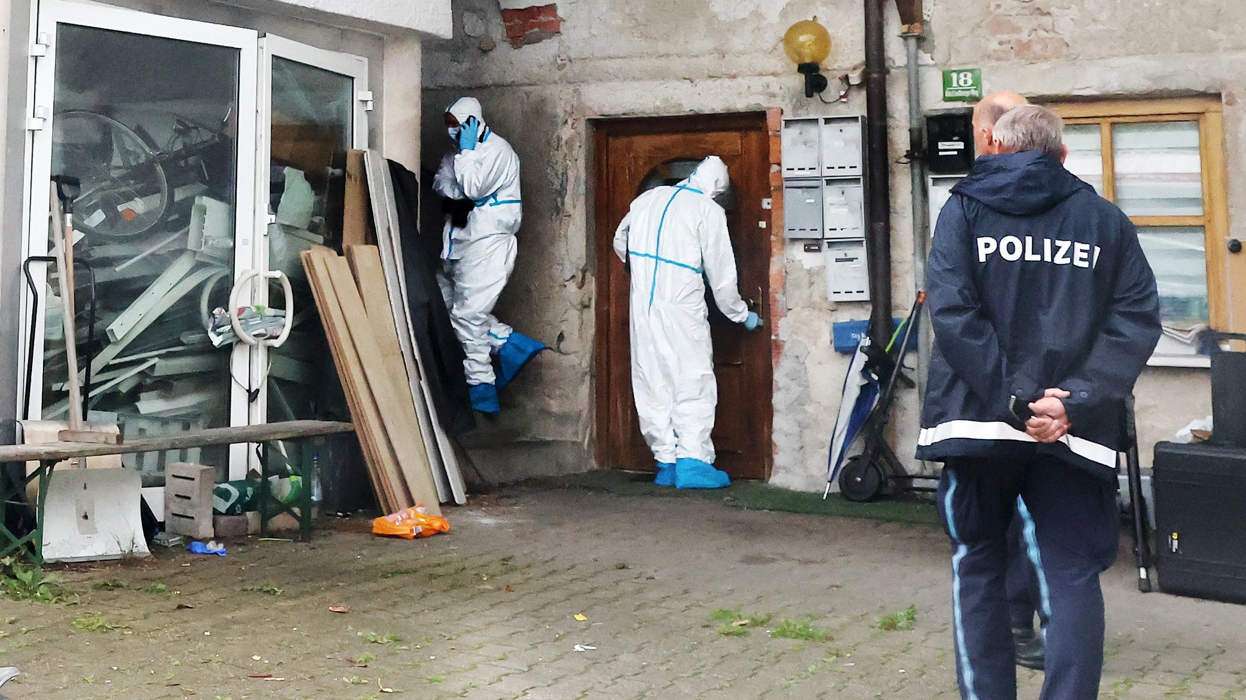 Ermittler entdeckten in diesem Haus in Zwiesel mehrere Leichen.