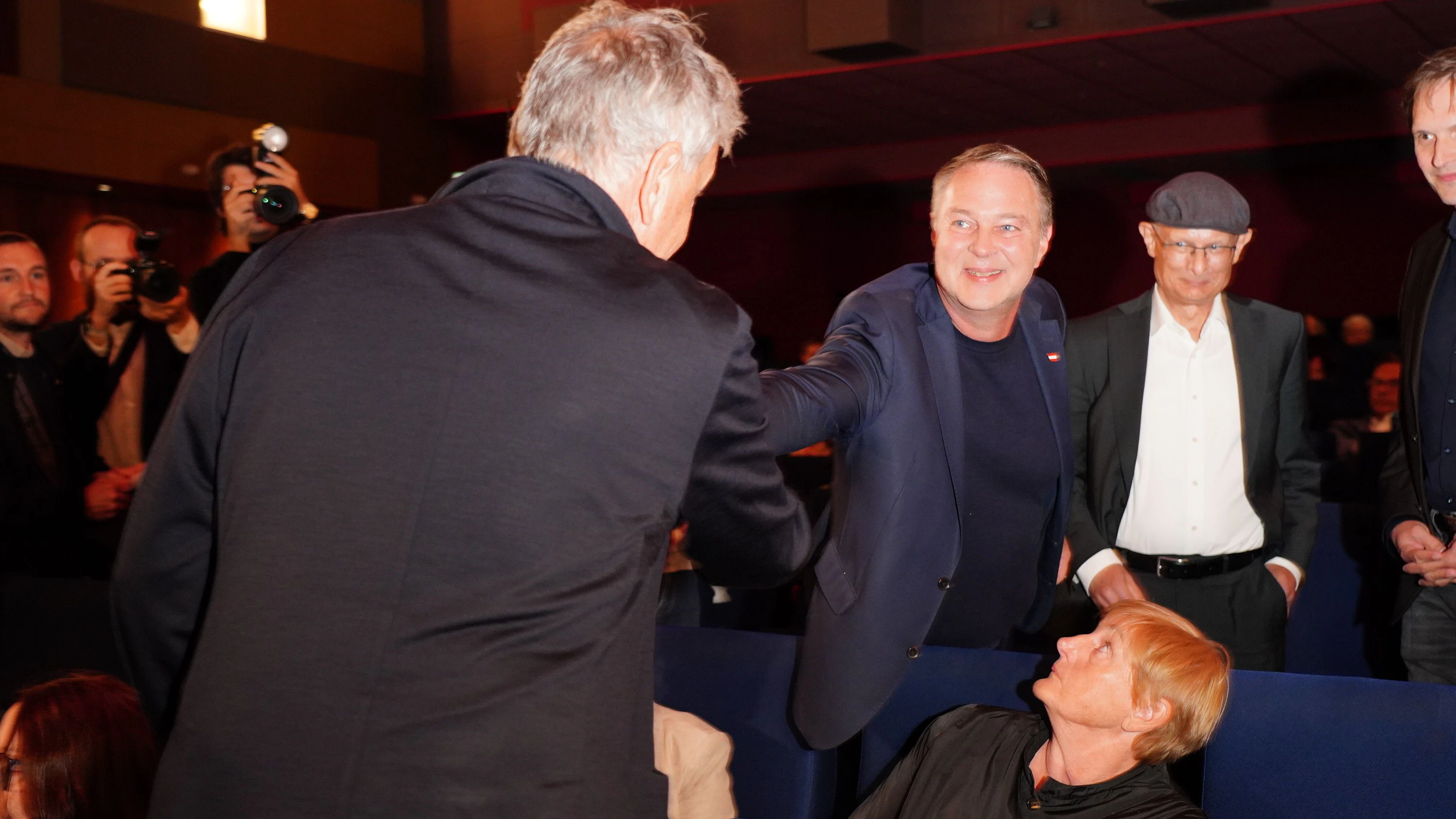 Handshake: Bei der Kreisky-Filmpremiere trafen Zeiler und Babler am Dienstag aufeinander.