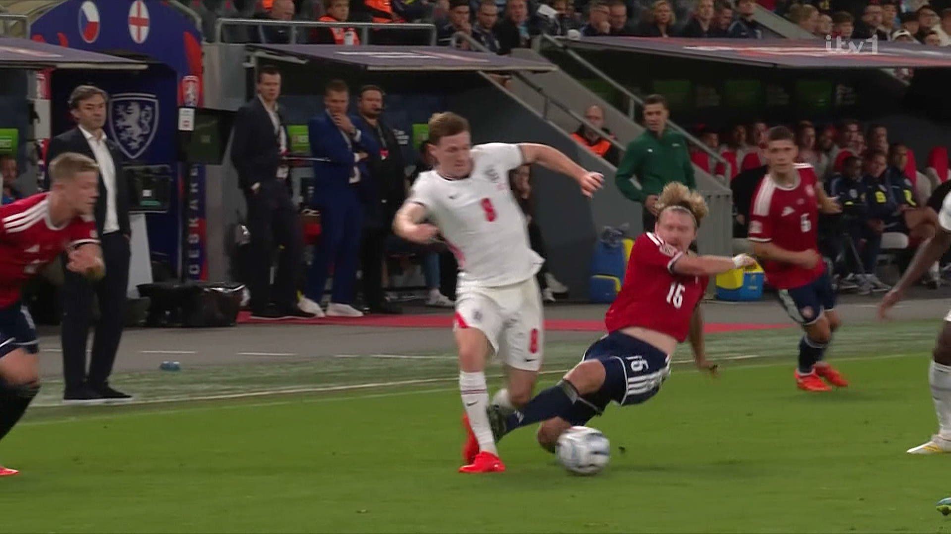 Heute.at - Übler Tritt – Spieler foult England-Star und sieht Rot