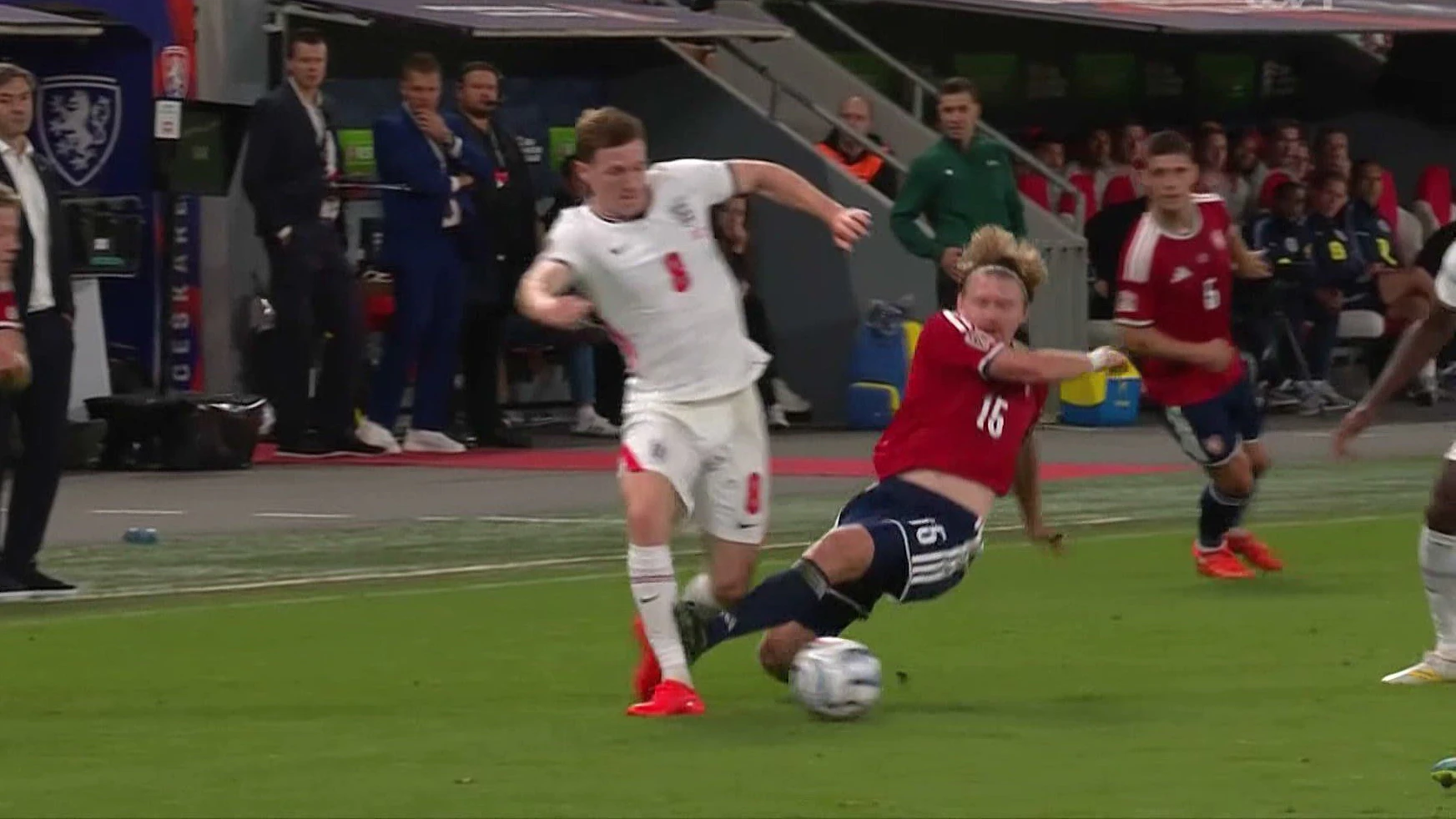 Für diesen Tritt sieht Pavel Sulc die Rote Karte. 
