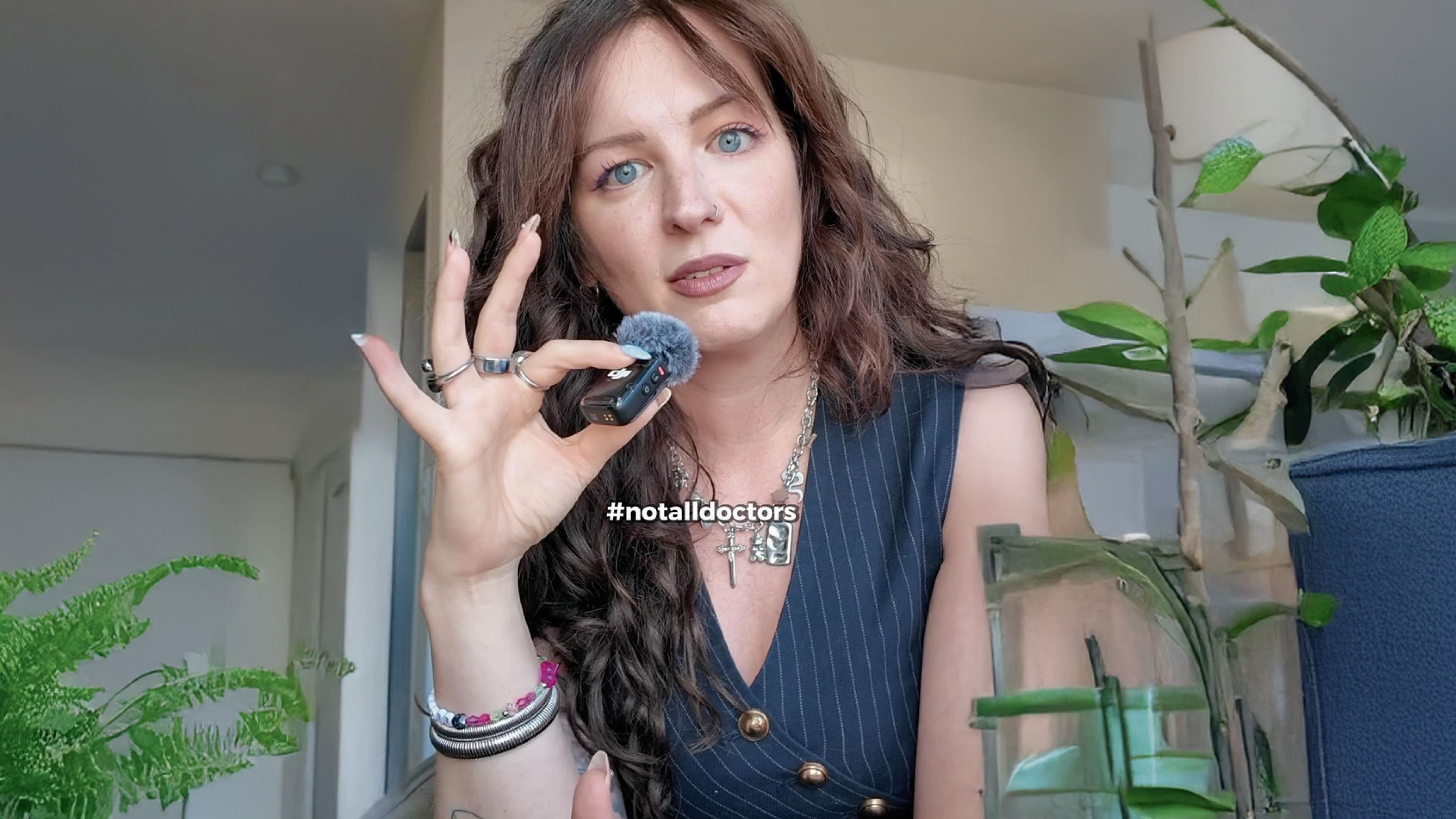 Die deutsche Influencerin Silvi Carlsson berichtet von ihren Erfahrungen mit Ärzten und Ärztinnen.