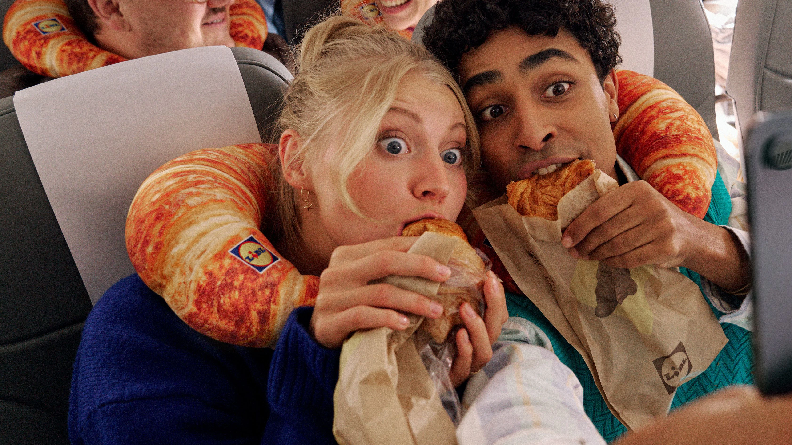 Das "NeckCroissant" sieht aus wie ein echtes Lidl-Croissant, ist aber als Nackenkissen für unterwegs gedacht.