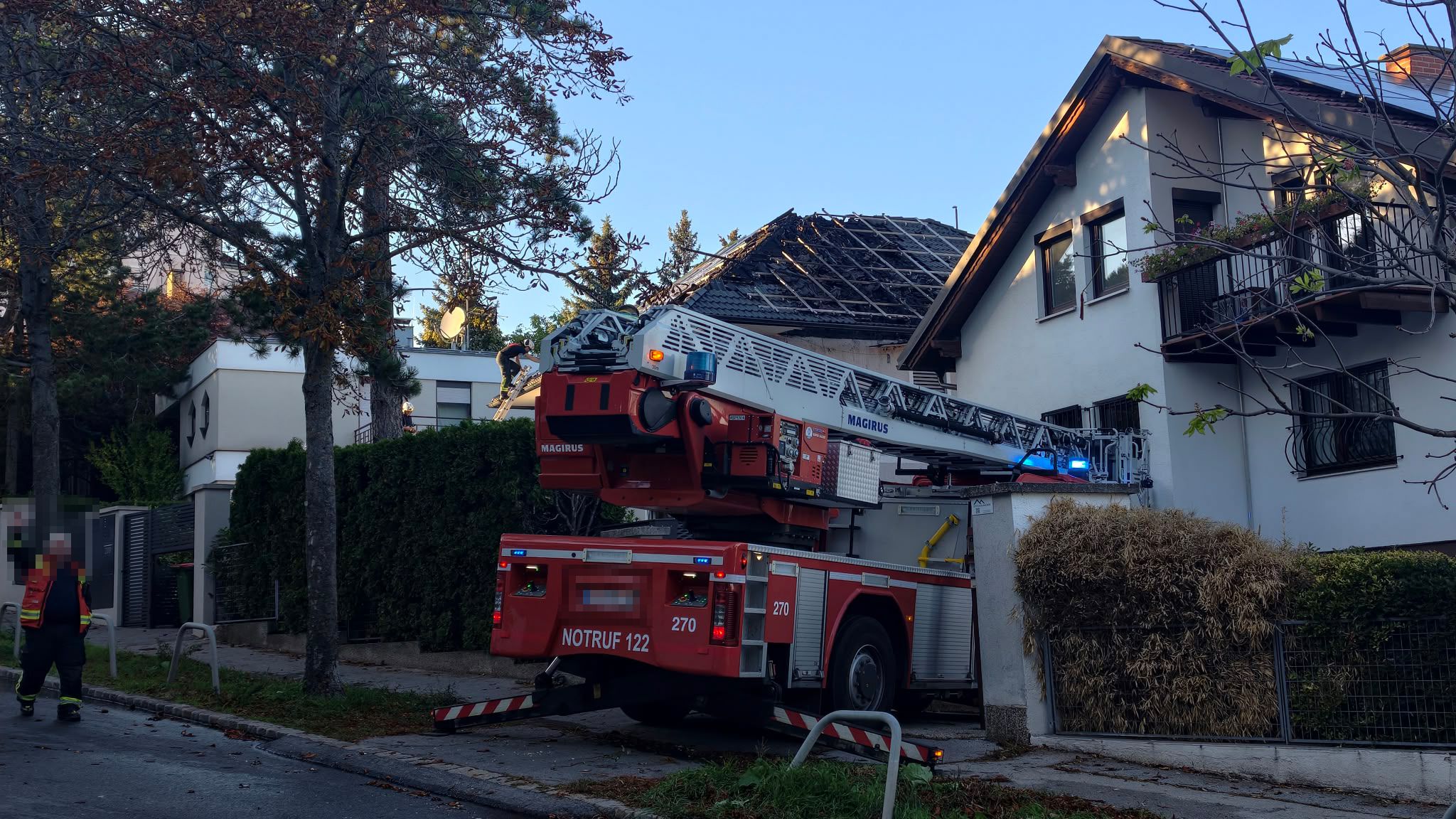 Heute.at - Dach gerät in Flammen! Feuerwehr stundenlang im Einsatz