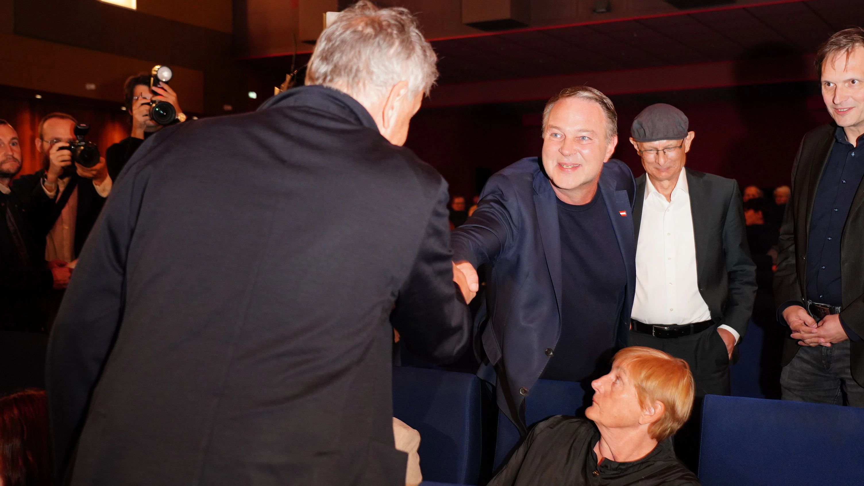 Heute.at - Die Fotos: HIER geben sich Babler und Zeiler die Hand