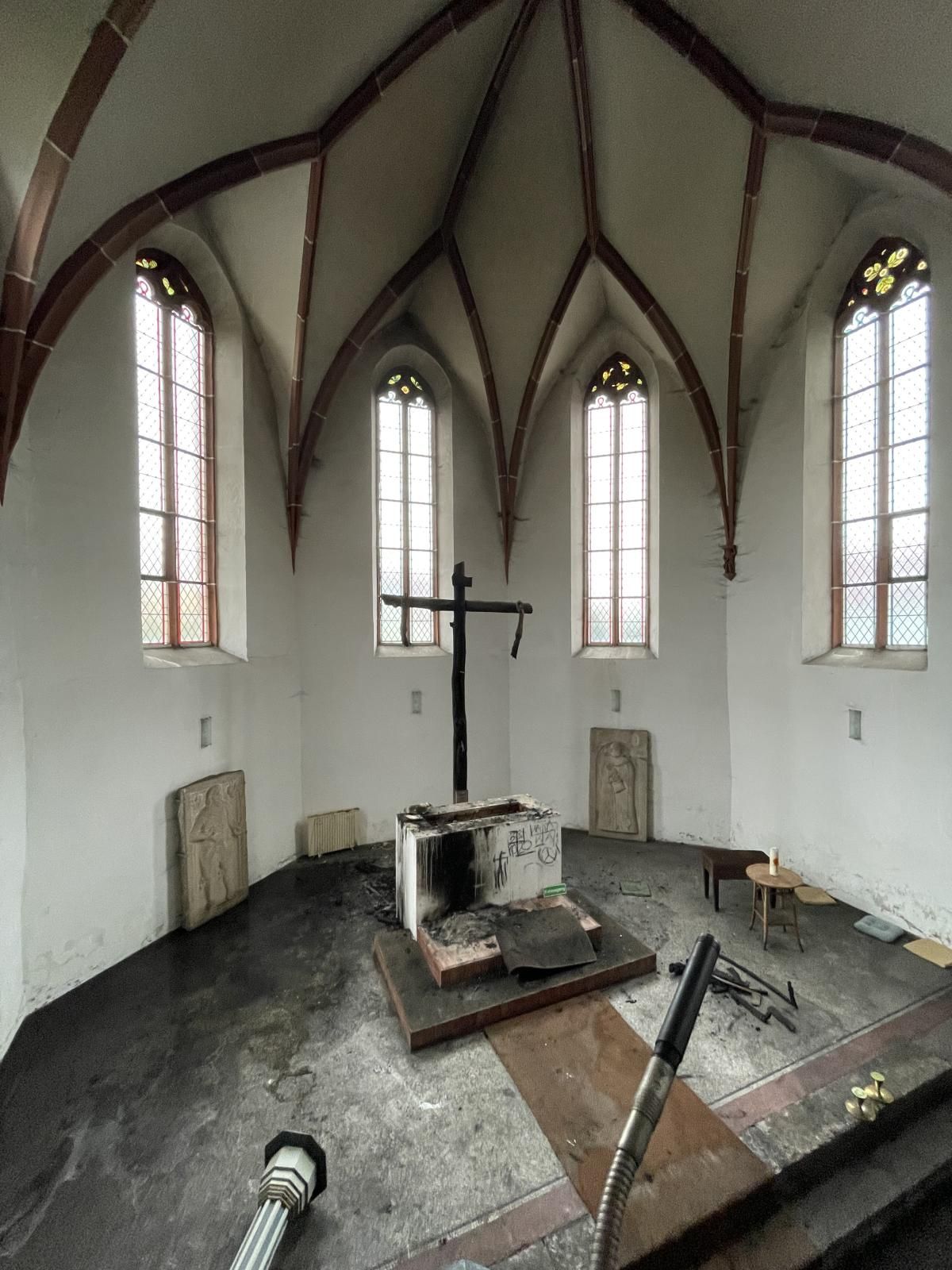 Die Jesusfigur und das Kreuz wurden angezündet.