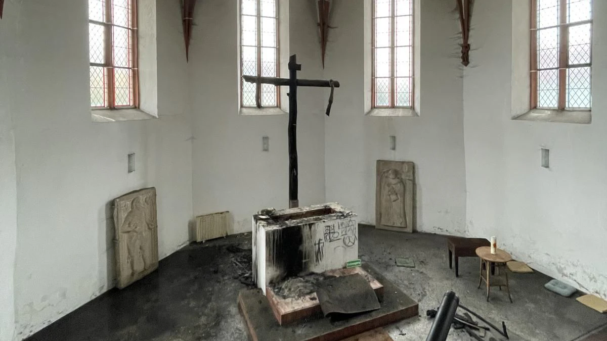 Die Jesusfigur und das Kreuz wurden angezündet.